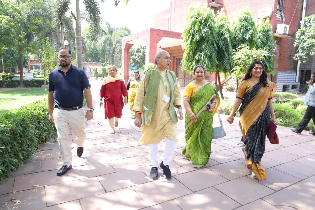 kpsingh330's tweet photo. Glimpses from the Gandhi Study Circle of Vivekananda College University of Delhi, during the pre-Gandhi Jayanti celebrations.

It was a privilege to join the programme as the Chief Guest and share my views आहार, आचरण और अध्यात्म जीवन की पूँजी! It was a very inspiring and mesmerizing experiences to had a vibrant interactions with women minds who are the shaper and future of country. 

My heartfelt gratitude and sincere thanks to Prof Pinki Maurya  ji   Principal, Vivekanand College, and Dr. Babita   ji, Convenor, Gandhi Study Circle, for the invite and heartfelt hospitality.