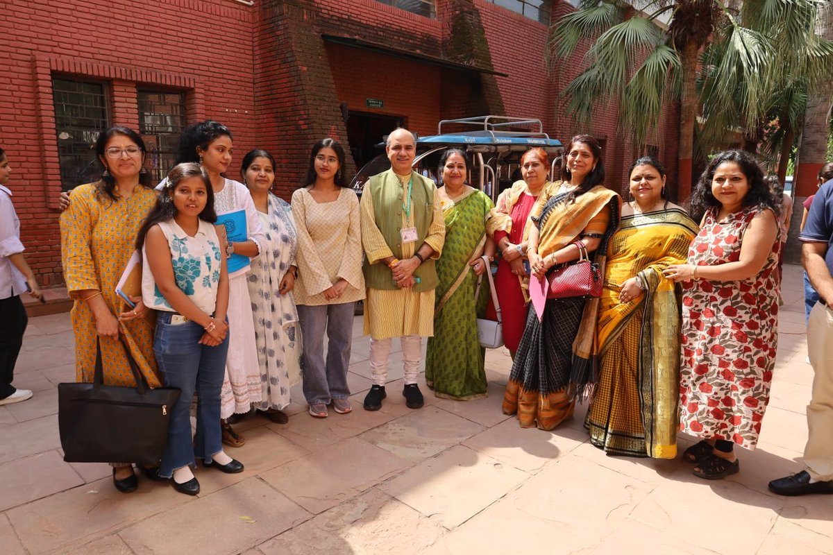 kpsingh330's tweet photo. Glimpses from the Gandhi Study Circle of Vivekananda College University of Delhi, during the pre-Gandhi Jayanti celebrations.

It was a privilege to join the programme as the Chief Guest and share my views आहार, आचरण और अध्यात्म जीवन की पूँजी! It was a very inspiring and mesmerizing experiences to had a vibrant interactions with women minds who are the shaper and future of country. 

My heartfelt gratitude and sincere thanks to Prof Pinki Maurya  ji   Principal, Vivekanand College, and Dr. Babita   ji, Convenor, Gandhi Study Circle, for the invite and heartfelt hospitality.
