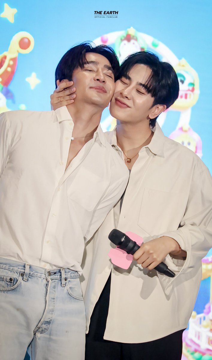 EarthOfficialFC's tweet photo. รวมความน่ารักที่สุดของวันนี้🤎❤️

[01102026] - EARTHMIX STW HAPPY FAMILY

#GMMTVFANIVAL2026HappyFamilyxEM
@Earth_Pirapat #EarthPirapat https://t.co/3cxBksOQQp