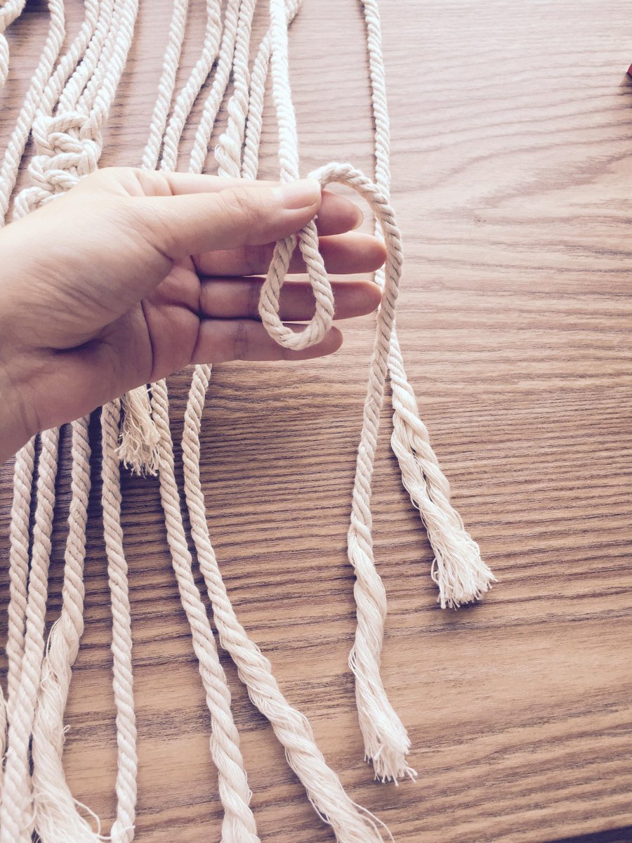 HoseaVanev2m's tweet photo. Querés hacer algo lindo para tu hogar hoy Esta macramé de pequeo tamao con nudo de cadenita es perfecta para tus plantas, solo necesitás cuerda y 10 minutos! https://t.co/e4XVkiOYjR