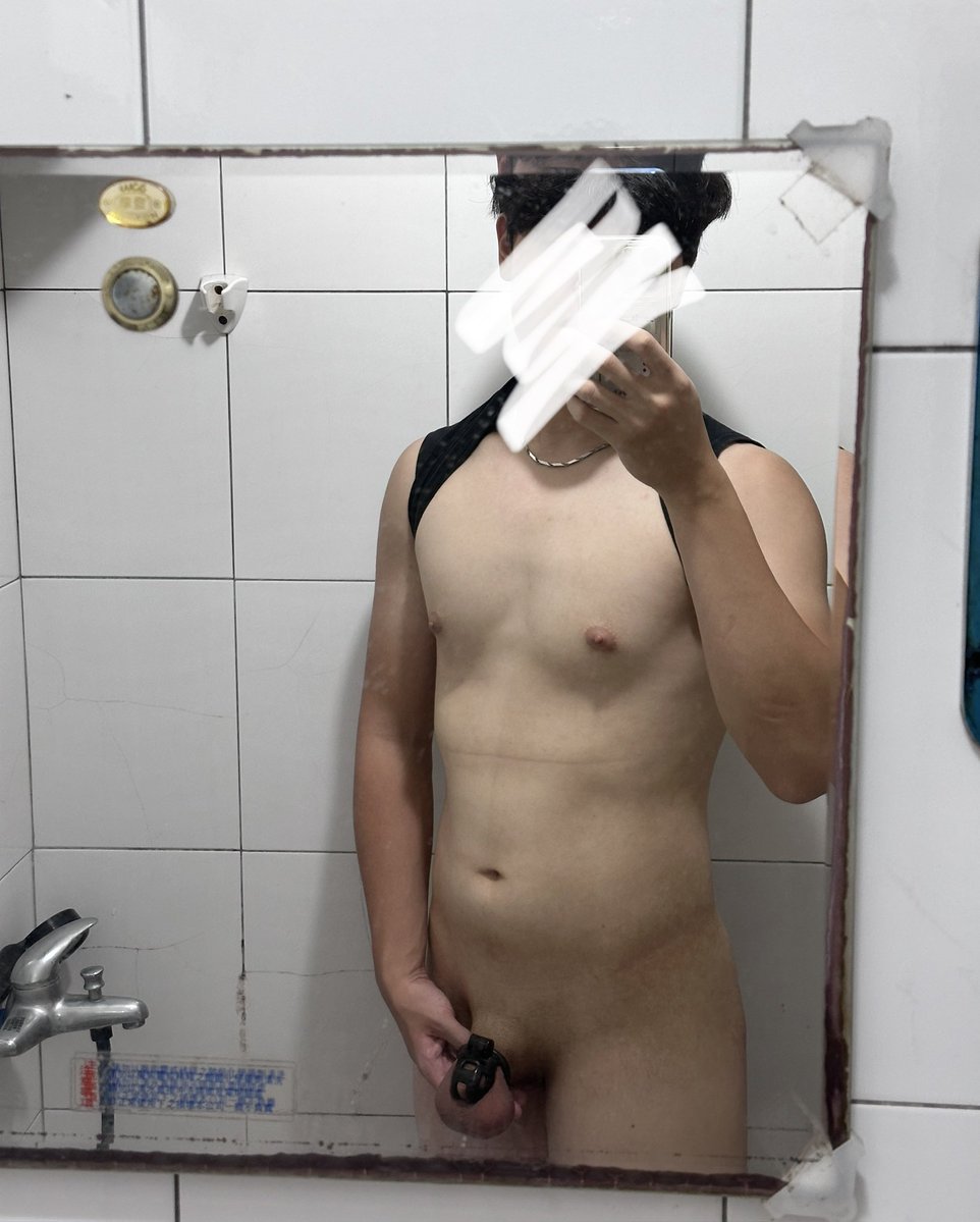 raycheng1225's tweet photo. Locktober🔒(2/31+)
突然覺得時間過得很慢，才第二天而已就一直想摸，但什麼都摸不到，第一天下午一度開始發騷，幸好我趕快去有氧轉移注意力（現在看起來體脂也太高🤯） https://t.co/oZWMxZ757t