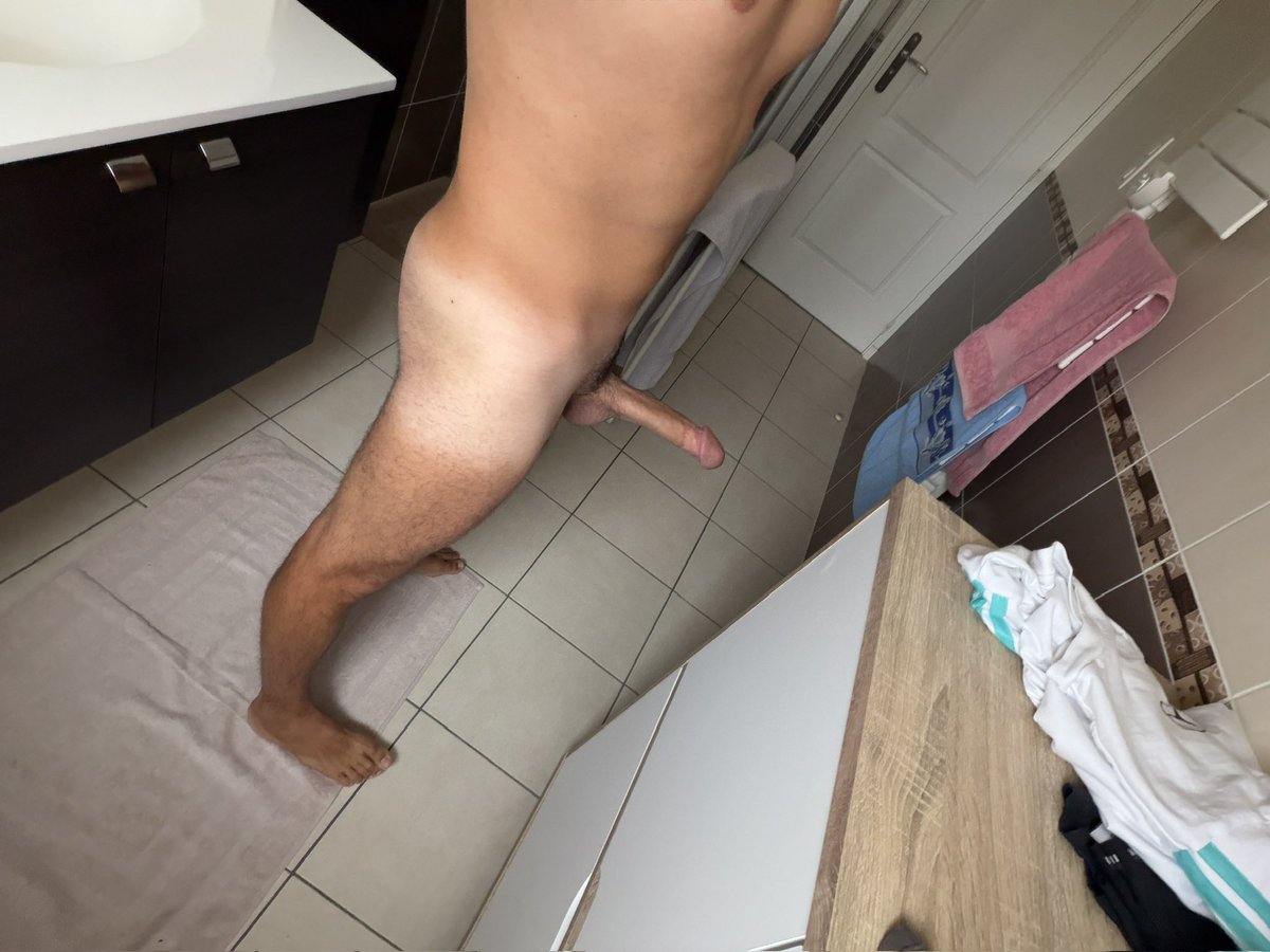 hb0a3's tweet photo. Venez avec moi je me sens un peu seul dans la douche et j’ai bien envie de le faire sucer sale…50 RT et poste ejac venez dm🍆🍆🍆 https://t.co/bi9xepGazU
