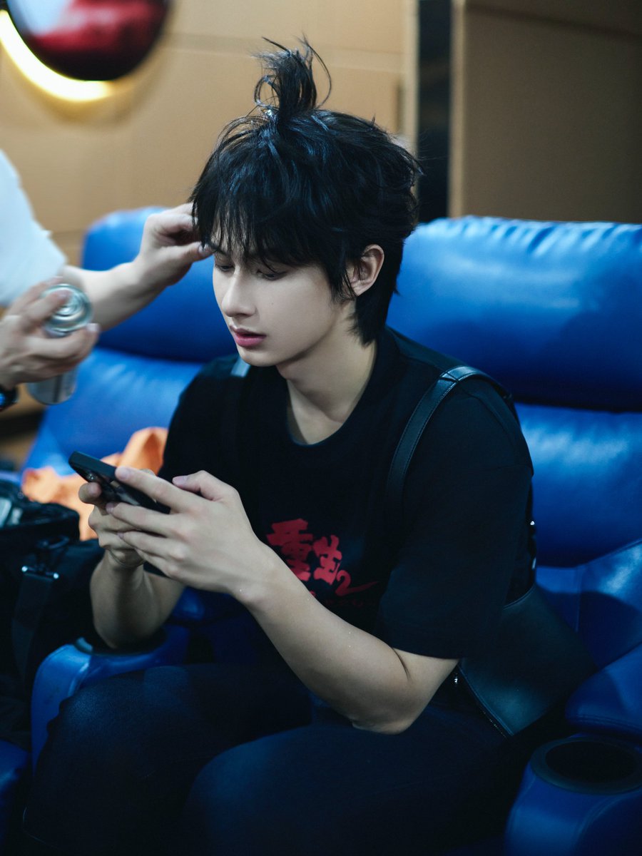moontomeetyou's tweet photo. junhui_moon weibo and instagram update!! 🖤

“🐺🔜📍Shenzhen” https://t.co/MfDmezSF3r