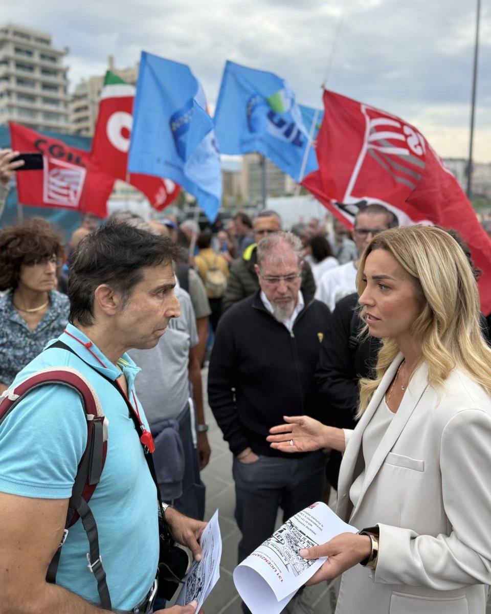 silvia_salis's tweet photo. Oltre tutte le polemiche, stamani a Genova ha aperto la 66ª edizione del Salone nautico internazionale. Il mare, per Genova, è lavoro e dignità. Per questo, prima dell’inaugurazione ho incontrato i lavoratori Ericsson: 131 persone che la grande multinazionale sta mandando a casa. https://t.co/02YAy2FaDI