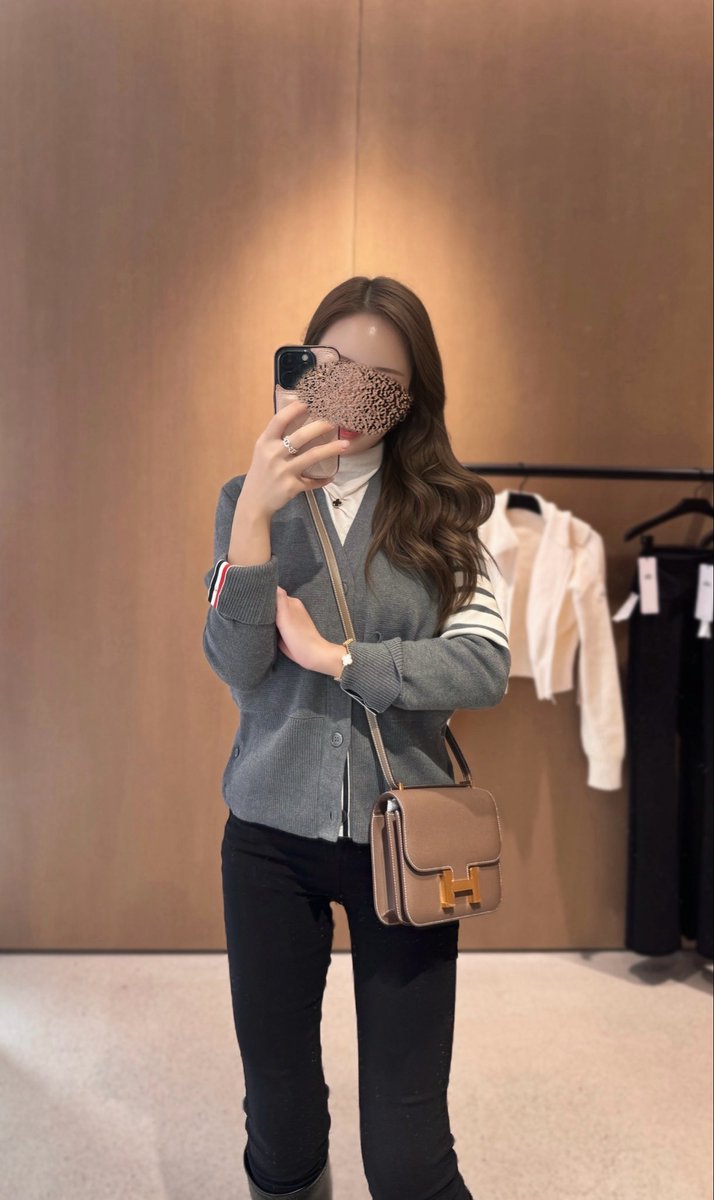わかります🤣私もTHOM BROWNEの中何着ていいか分からず🤣🤣冬はUNIQLOのカシミヤタートルネックのヒートテックばっかり着てましたww🤣タートルネックが見えてなんか可愛かったんです🤣🤣何着るのが正解なんでしょう😭✨どなたかいい着こなし教えてくださいww
このカシミヤヒートテックはまじで使えて暖かくて軽いし着心地いいしおきにで冬はしょっちゅうインナーにしてましたw💖