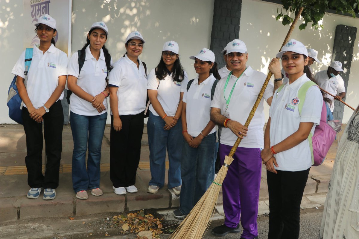 kpsingh330's tweet photo. Glimpses of Swachhata Hi Seva 2026 at the University of Delhi

The University of Delhi organised a Swachhata Hi Seva campaign to inspire youth and the wider community to actively participate in the cause of cleanliness and sanitation. More than 400 NSS volunteers, Safai Karamcharis, teachers, officers and staff members came together for a cleanliness drive from Gwyer Hall to Kamla Nehru Ridge, demonstrating the spirit of collective responsibility and community participation.

Smt. Rekha Gupta ji, Hon’ble Chief Minister of Delhi, also joined the campaign along with her team and encouraged the participants, adding further momentum and inspiration to this important initiative.

As the Nodal Officer for Swachhata Hi Seva, I sincerely congratulate and thank all stakeholders—students, Safai Karamcharis, faculty members, officers, staff, NSS volunteers and supporting agencies—for their constructive, wholehearted and unconditional support. Such collective efforts remind us that Swachhata is not merely a campaign; it is a shared responsibility and a way of life.
स्वच्छता में सहभागिता — स्वच्छ भारत, विकसित भारत।