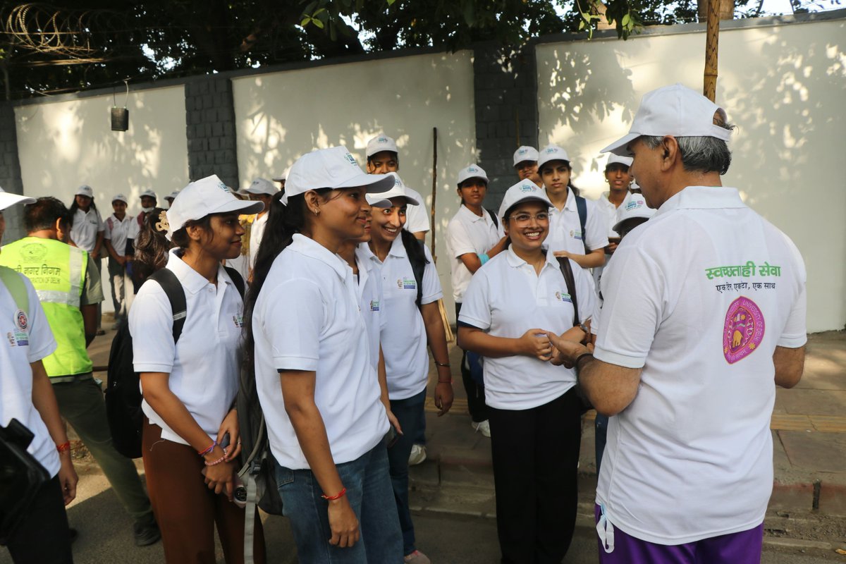 kpsingh330's tweet photo. Glimpses of Swachhata Hi Seva 2026 at the University of Delhi

The University of Delhi organised a Swachhata Hi Seva campaign to inspire youth and the wider community to actively participate in the cause of cleanliness and sanitation. More than 400 NSS volunteers, Safai Karamcharis, teachers, officers and staff members came together for a cleanliness drive from Gwyer Hall to Kamla Nehru Ridge, demonstrating the spirit of collective responsibility and community participation.

Smt. Rekha Gupta ji, Hon’ble Chief Minister of Delhi, also joined the campaign along with her team and encouraged the participants, adding further momentum and inspiration to this important initiative.

As the Nodal Officer for Swachhata Hi Seva, I sincerely congratulate and thank all stakeholders—students, Safai Karamcharis, faculty members, officers, staff, NSS volunteers and supporting agencies—for their constructive, wholehearted and unconditional support. Such collective efforts remind us that Swachhata is not merely a campaign; it is a shared responsibility and a way of life.
स्वच्छता में सहभागिता — स्वच्छ भारत, विकसित भारत।
