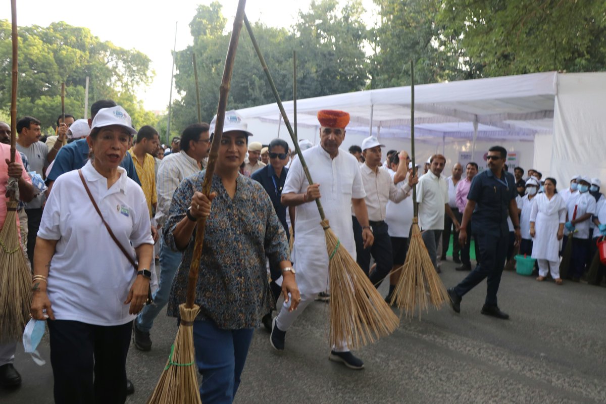 kpsingh330's tweet photo. Glimpses of Swachhata Hi Seva 2026 at the University of Delhi

The University of Delhi organised a Swachhata Hi Seva campaign to inspire youth and the wider community to actively participate in the cause of cleanliness and sanitation. More than 400 NSS volunteers, Safai Karamcharis, teachers, officers and staff members came together for a cleanliness drive from Gwyer Hall to Kamla Nehru Ridge, demonstrating the spirit of collective responsibility and community participation.

Smt. Rekha Gupta ji, Hon’ble Chief Minister of Delhi, also joined the campaign along with her team and encouraged the participants, adding further momentum and inspiration to this important initiative.

As the Nodal Officer for Swachhata Hi Seva, I sincerely congratulate and thank all stakeholders—students, Safai Karamcharis, faculty members, officers, staff, NSS volunteers and supporting agencies—for their constructive, wholehearted and unconditional support. Such collective efforts remind us that Swachhata is not merely a campaign; it is a shared responsibility and a way of life.
स्वच्छता में सहभागिता — स्वच्छ भारत, विकसित भारत।
