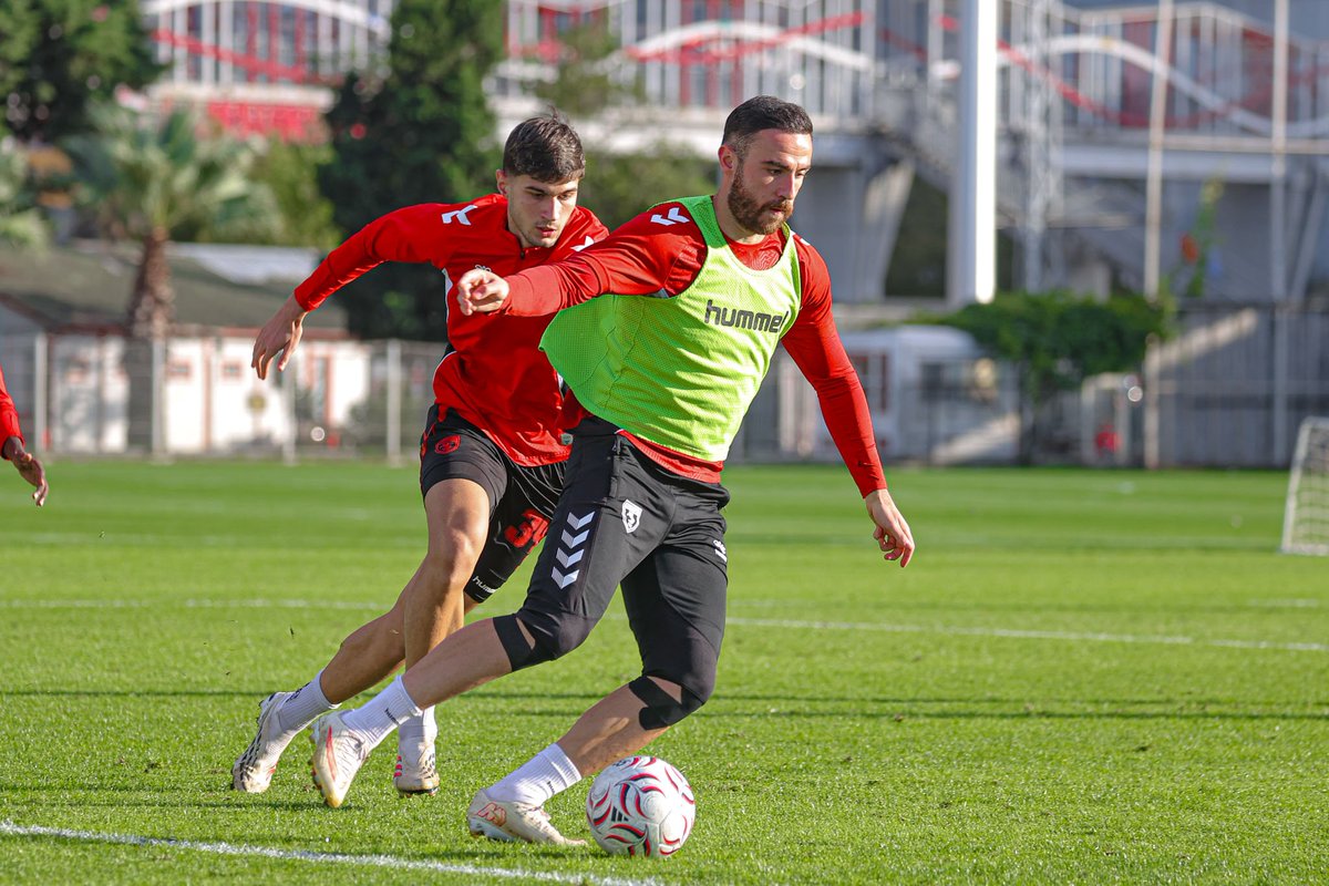 Elli5Numara's tweet photo. 🔴⚪ Samsunspor, Trabzonspor maçı hazırlıklarını sürdürdü. https://t.co/uCPoDPkTwF
