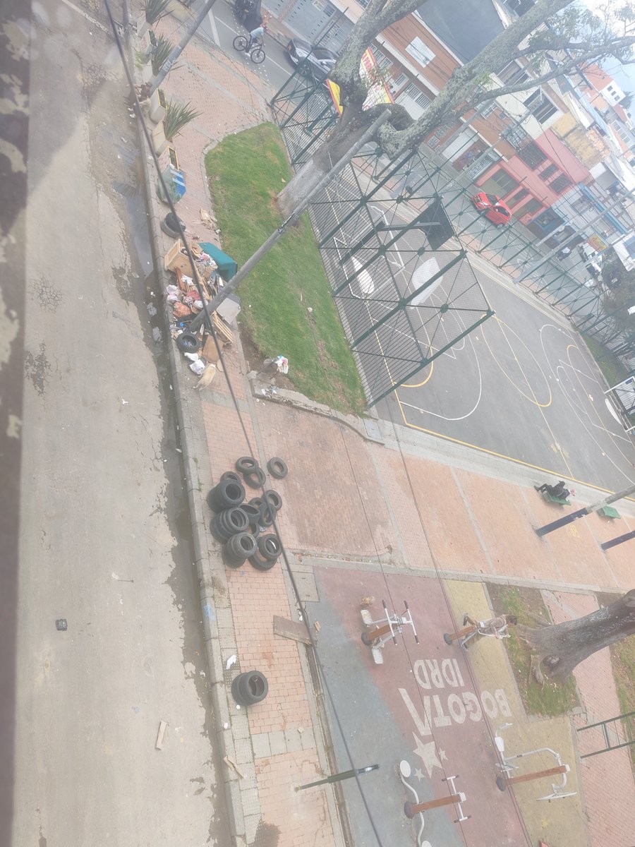 ariadnab21's tweet photo. @CarlosFGalan Exacto, las cosas no se hacen a medias, por favor ayude a la gente del barrio la estrada a terminar con el tema de la basura y que vengan a botarla frente al parque... Se ponen alarmas,pero vienen en carretas, en triciclos a botar la basura aquí Todos los días!Ayudenos por favor https://t.co/HP6FWVfa38