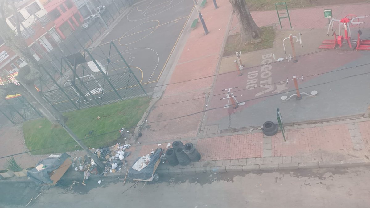 ariadnab21's tweet photo. @CarlosFGalan Exacto, las cosas no se hacen a medias, por favor ayude a la gente del barrio la estrada a terminar con el tema de la basura y que vengan a botarla frente al parque... Se ponen alarmas,pero vienen en carretas, en triciclos a botar la basura aquí Todos los días!Ayudenos por favor https://t.co/HP6FWVfa38