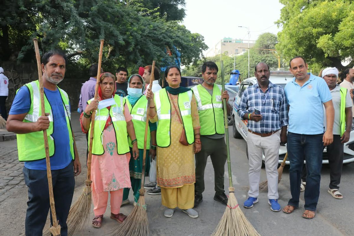 kpsingh330's tweet photo. Glimpses of Swachhata Hi Seva 2026 at the University of Delhi

The University of Delhi organised a Swachhata Hi Seva campaign to inspire youth and the wider community to actively participate in the cause of cleanliness and sanitation. More than 400 NSS volunteers, Safai Karamcharis, teachers, officers and staff members came together for a cleanliness drive from Gwyer Hall to Kamla Nehru Ridge, demonstrating the spirit of collective responsibility and community participation.

Smt. Rekha Gupta ji, Hon’ble Chief Minister of Delhi, also joined the campaign along with her team and encouraged the participants, adding further momentum and inspiration to this important initiative.

As the Nodal Officer for Swachhata Hi Seva, I sincerely congratulate and thank all stakeholders—students, Safai Karamcharis, faculty members, officers, staff, NSS volunteers and supporting agencies—for their constructive, wholehearted and unconditional support. Such collective efforts remind us that Swachhata is not merely a campaign; it is a shared responsibility and a way of life.
स्वच्छता में सहभागिता — स्वच्छ भारत, विकसित भारत।