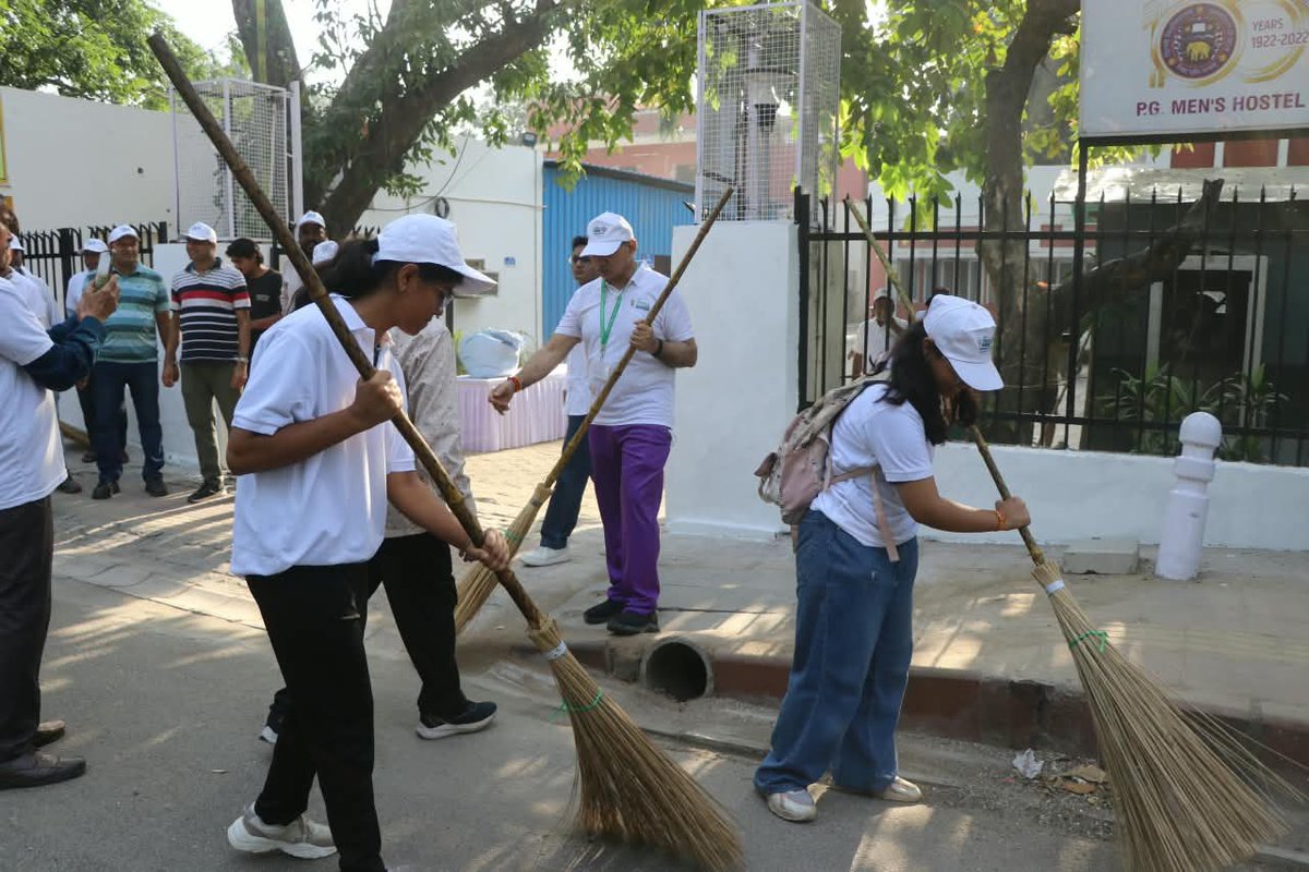 kpsingh330's tweet photo. Glimpses of Swachhata Hi Seva 2026 at the University of Delhi

The University of Delhi organised a Swachhata Hi Seva campaign to inspire youth and the wider community to actively participate in the cause of cleanliness and sanitation. More than 400 NSS volunteers, Safai Karamcharis, teachers, officers and staff members came together for a cleanliness drive from Gwyer Hall to Kamla Nehru Ridge, demonstrating the spirit of collective responsibility and community participation.

Smt. Rekha Gupta ji, Hon’ble Chief Minister of Delhi, also joined the campaign along with her team and encouraged the participants, adding further momentum and inspiration to this important initiative.

As the Nodal Officer for Swachhata Hi Seva, I sincerely congratulate and thank all stakeholders—students, Safai Karamcharis, faculty members, officers, staff, NSS volunteers and supporting agencies—for their constructive, wholehearted and unconditional support. Such collective efforts remind us that Swachhata is not merely a campaign; it is a shared responsibility and a way of life.
स्वच्छता में सहभागिता — स्वच्छ भारत, विकसित भारत।