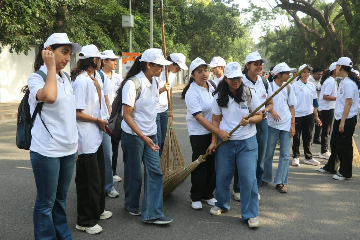 kpsingh330's tweet photo. Glimpses of Swachhata Hi Seva 2026 at the University of Delhi

The University of Delhi organised a Swachhata Hi Seva campaign to inspire youth and the wider community to actively participate in the cause of cleanliness and sanitation. More than 400 NSS volunteers, Safai Karamcharis, teachers, officers and staff members came together for a cleanliness drive from Gwyer Hall to Kamla Nehru Ridge, demonstrating the spirit of collective responsibility and community participation.

Smt. Rekha Gupta ji, Hon’ble Chief Minister of Delhi, also joined the campaign along with her team and encouraged the participants, adding further momentum and inspiration to this important initiative.

As the Nodal Officer for Swachhata Hi Seva, I sincerely congratulate and thank all stakeholders—students, Safai Karamcharis, faculty members, officers, staff, NSS volunteers and supporting agencies—for their constructive, wholehearted and unconditional support. Such collective efforts remind us that Swachhata is not merely a campaign; it is a shared responsibility and a way of life.
स्वच्छता में सहभागिता — स्वच्छ भारत, विकसित भारत।