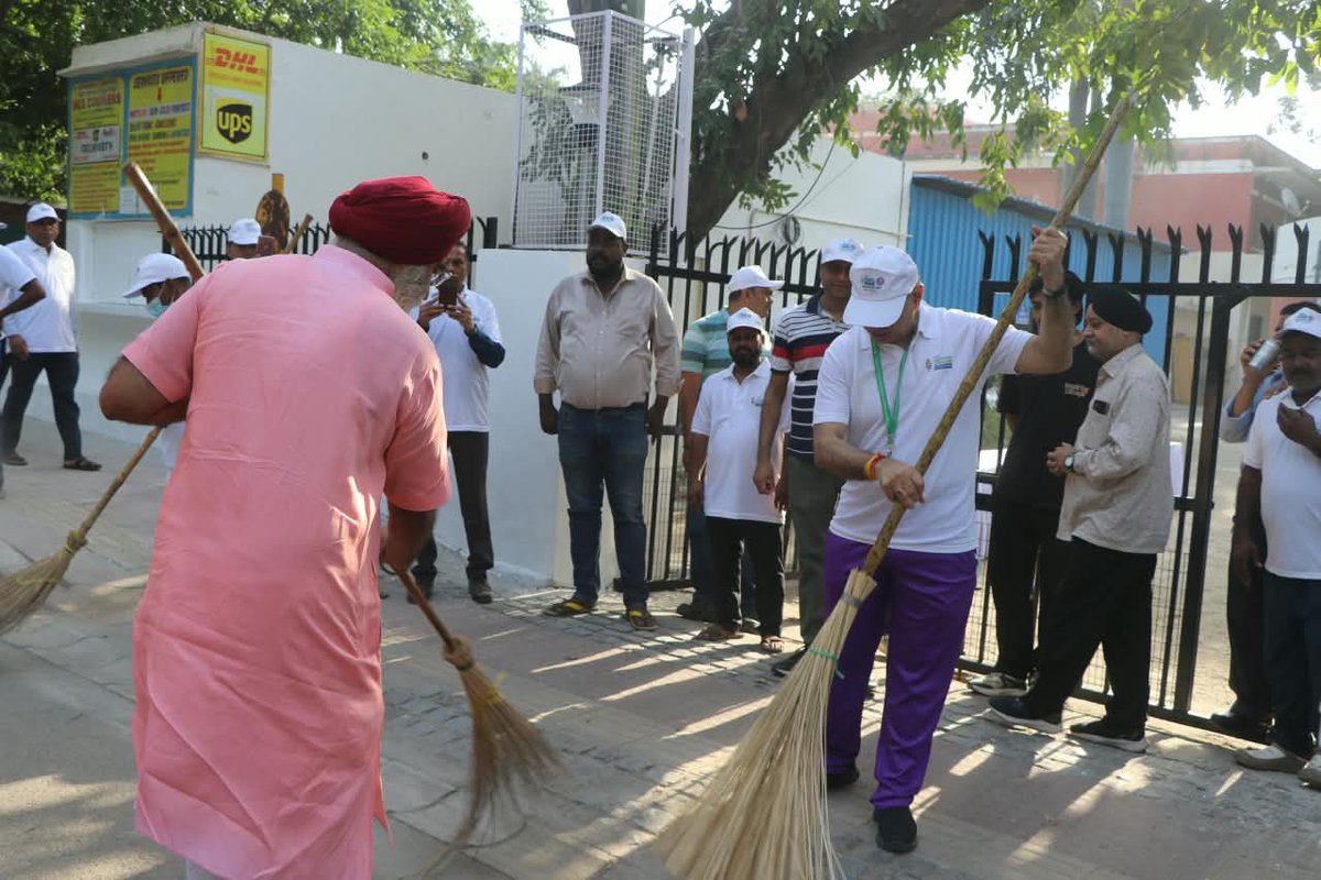 kpsingh330's tweet photo. Glimpses of Swachhata Hi Seva 2026 at the University of Delhi

The University of Delhi organised a Swachhata Hi Seva campaign to inspire youth and the wider community to actively participate in the cause of cleanliness and sanitation. More than 400 NSS volunteers, Safai Karamcharis, teachers, officers and staff members came together for a cleanliness drive from Gwyer Hall to Kamla Nehru Ridge, demonstrating the spirit of collective responsibility and community participation.

Smt. Rekha Gupta ji, Hon’ble Chief Minister of Delhi, also joined the campaign along with her team and encouraged the participants, adding further momentum and inspiration to this important initiative.

As the Nodal Officer for Swachhata Hi Seva, I sincerely congratulate and thank all stakeholders—students, Safai Karamcharis, faculty members, officers, staff, NSS volunteers and supporting agencies—for their constructive, wholehearted and unconditional support. Such collective efforts remind us that Swachhata is not merely a campaign; it is a shared responsibility and a way of life.
स्वच्छता में सहभागिता — स्वच्छ भारत, विकसित भारत।
