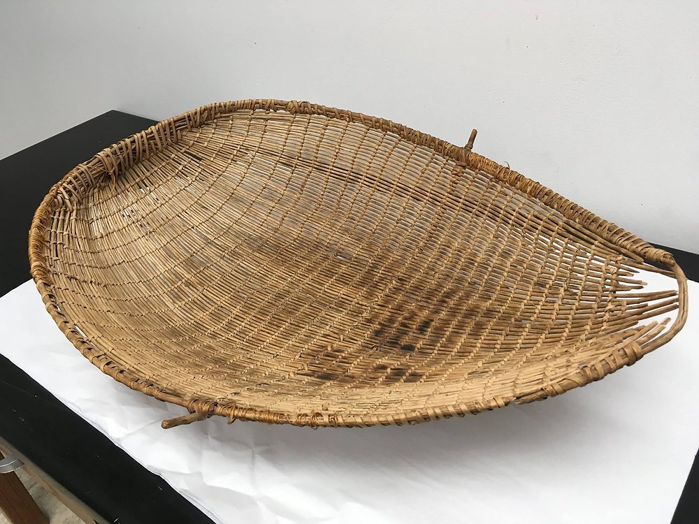 CharlesCMann's tweet photo. Some of the claims made by the guy are bananas. He says the sieve was invented in medieval times by Islamic scholars. But baskets have been used as sieves for a long time all over the world (no exact dates, because baskets rarely are preserved for archaeologists to find). https://t.co/ufqu6fEAgk