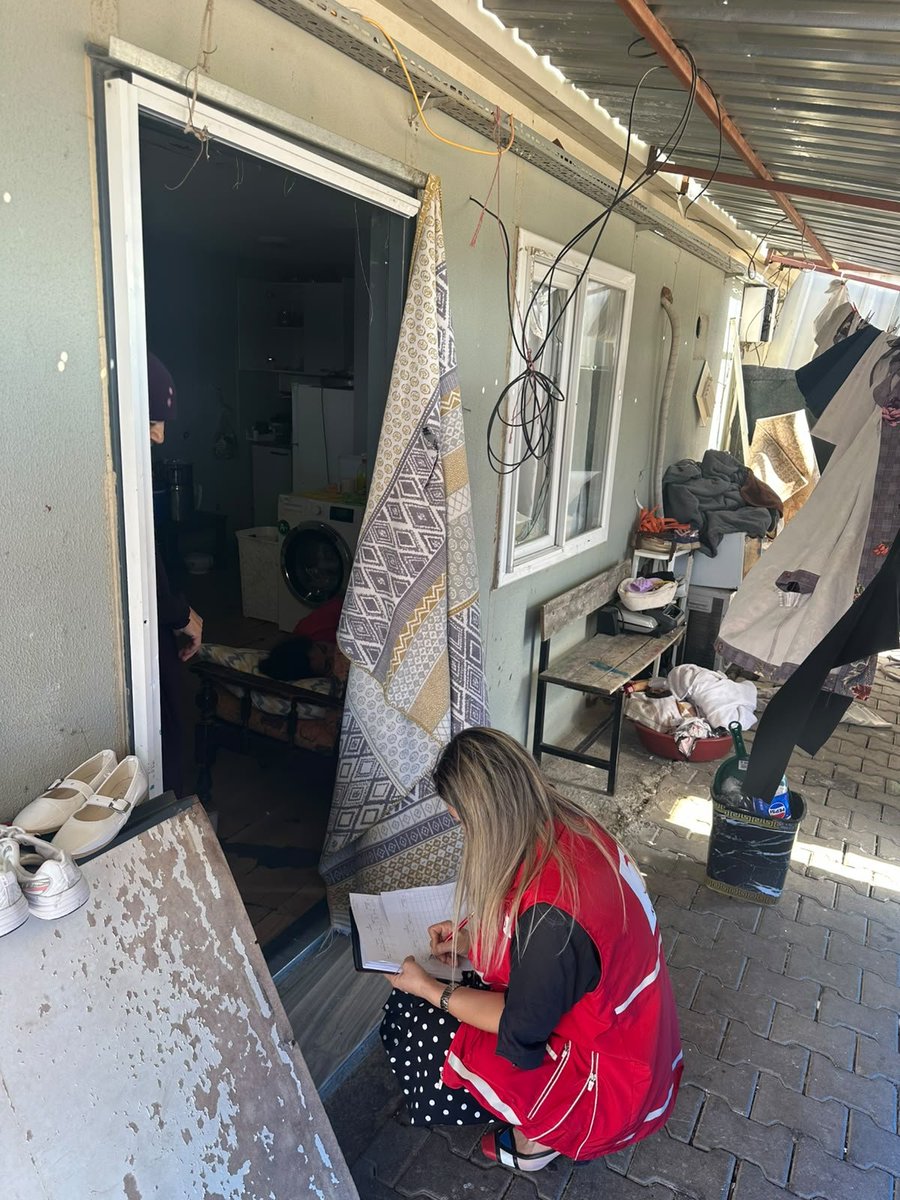 EngelsizHatay's tweet photo. 🌙​Vatandaşlarımızın evlerine misafir oluyor, dertleriyle hemhal olup sıcak sohbetlerini paylaşmaya devam ediyoruz.Yaptığımız sosyal incelemelerle ihtiyaçları yerinde tespit ediyor; desteklerimizi doğrudan kapılarına ulaştırırken gönüllerde iz bırakıyoruz ✨ https://t.co/ncKbWw8RlL