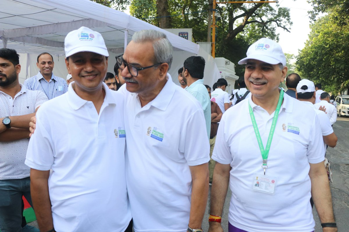kpsingh330's tweet photo. Glimpses of Swachhata Hi Seva 2026 at the University of Delhi

The University of Delhi organised a Swachhata Hi Seva campaign to inspire youth and the wider community to actively participate in the cause of cleanliness and sanitation. More than 400 NSS volunteers, Safai Karamcharis, teachers, officers and staff members came together for a cleanliness drive from Gwyer Hall to Kamla Nehru Ridge, demonstrating the spirit of collective responsibility and community participation.

Smt. Rekha Gupta ji, Hon’ble Chief Minister of Delhi, also joined the campaign along with her team and encouraged the participants, adding further momentum and inspiration to this important initiative.

As the Nodal Officer for Swachhata Hi Seva, I sincerely congratulate and thank all stakeholders—students, Safai Karamcharis, faculty members, officers, staff, NSS volunteers and supporting agencies—for their constructive, wholehearted and unconditional support. Such collective efforts remind us that Swachhata is not merely a campaign; it is a shared responsibility and a way of life.
स्वच्छता में सहभागिता — स्वच्छ भारत, विकसित भारत।