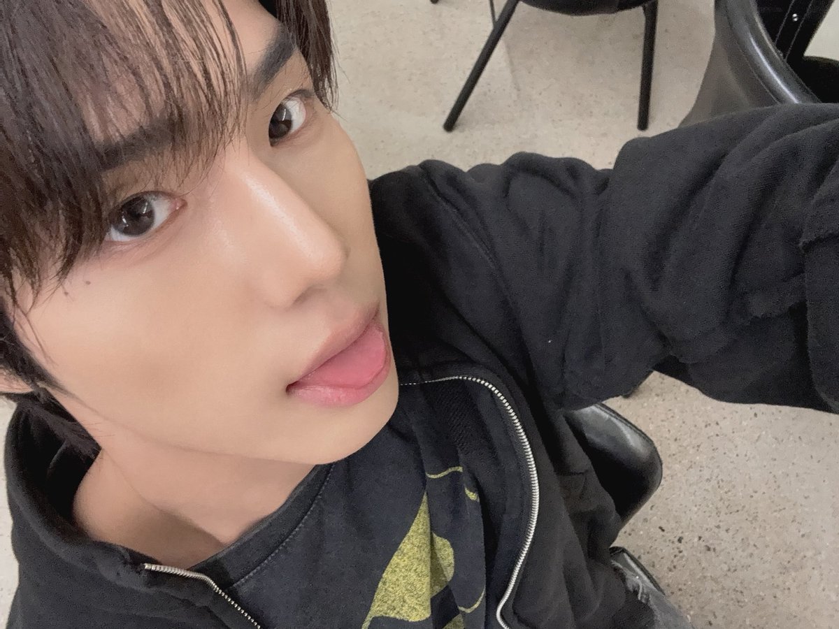 82_bbl's tweet photo. 🐶🫧20261001

9:37 pm 💬 [🖼️]

9:37 pm 💬 안농!!!

9:38 pm 💬 오늘도 넘 재밌는 팬싸여따!!

9:39 pm 💬 
[reply:���빈아 나 의학을 전공한 건 아니지만 성빈이가 잘 때는 오른쪽 어깨 근육 특히 승모근을 조심해야 할 것 같아 옆으로 눕지 말고 나한테 기대서 자는 게 좋을 것 같아]
오?..아!!!!

9:40 pm 💬
[reply:진지하게 읽었지 너]
순간 진짜 진지해졌오 ㅋㅋㅋㅋㅋㅋ큐ㅠㅠㅠ

9:43 pm 💬 sticker 

9:43 pm 💬 나도 이런 센스 배우고싶다

9:45 pm 💬 
[reply:조성일한테 배워]
성일이는 진짜 천재인거 같애

9:45 pm 💬 숨도 안쉬고 나와

9:45 pm 💬 말도 안돼

9:47 pm 💬 
[reply:숨을 안쉬어서 얻은 대가야]
이게 그 등가교환인거야?

9:49 pm 💬  내 인생 절반 줄게

9:49 pm 💬 sticker 

9:49 pm 💬 아 맞아 에어팟 사망하심

9:49 pm 💬 나 어째?

9:49 pm 💬 
[reply:진짜바보야 절반이뭐야? 다줄건데]
뭔데 나랑 결혼하려고?..청혼을 해버리네 ㅜㅜ 감동쓰

9:51 pm 💬 아니 오늘 아침에

9:51 pm 💬 에어팟 한쪽이 안나와서 보니까

9:51 pm 💬 반으로 갈라져서 죽었던데..

9:53 pm 💬 떨궜는데 모르고 있다가 애들이 찾아준거 보니까

9:53 pm 💬 유닛 한쪽이 죽었오..

9:55 pm 💬 
[reply:등가교환해버렸네..]
뭐랑 한거지?..우울한 기분을 얻는 대가로 에어팟을 잃어버린건가?..

9:57 pm 💬 
[reply:오빠의 몇십만원과 새 에어팟을]
우리는 그걸 구매한다고 하기로 약속했어요..

9:58 pm 💬 
[reply:노노 에티한테 말해줄 수 잇는 에피소드가 생겻자나 ^^]
이건 좀 괜찮다

9:59 pm 💬 sticker x2

10:01 pm 💬 나는 연습하구 오께염!!