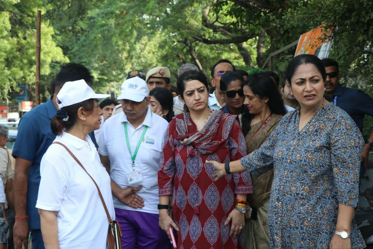 kpsingh330's tweet photo. Glimpses of Swachhata Hi Seva 2026 at the University of Delhi

The University of Delhi organised a Swachhata Hi Seva campaign to inspire youth and the wider community to actively participate in the cause of cleanliness and sanitation. More than 400 NSS volunteers, Safai Karamcharis, teachers, officers and staff members came together for a cleanliness drive from Gwyer Hall to Kamla Nehru Ridge, demonstrating the spirit of collective responsibility and community participation.

Smt. Rekha Gupta ji, Hon’ble Chief Minister of Delhi, also joined the campaign along with her team and encouraged the participants, adding further momentum and inspiration to this important initiative.

As the Nodal Officer for Swachhata Hi Seva, I sincerely congratulate and thank all stakeholders—students, Safai Karamcharis, faculty members, officers, staff, NSS volunteers and supporting agencies—for their constructive, wholehearted and unconditional support. Such collective efforts remind us that Swachhata is not merely a campaign; it is a shared responsibility and a way of life.
स्वच्छता में सहभागिता — स्वच्छ भारत, विकसित भारत।