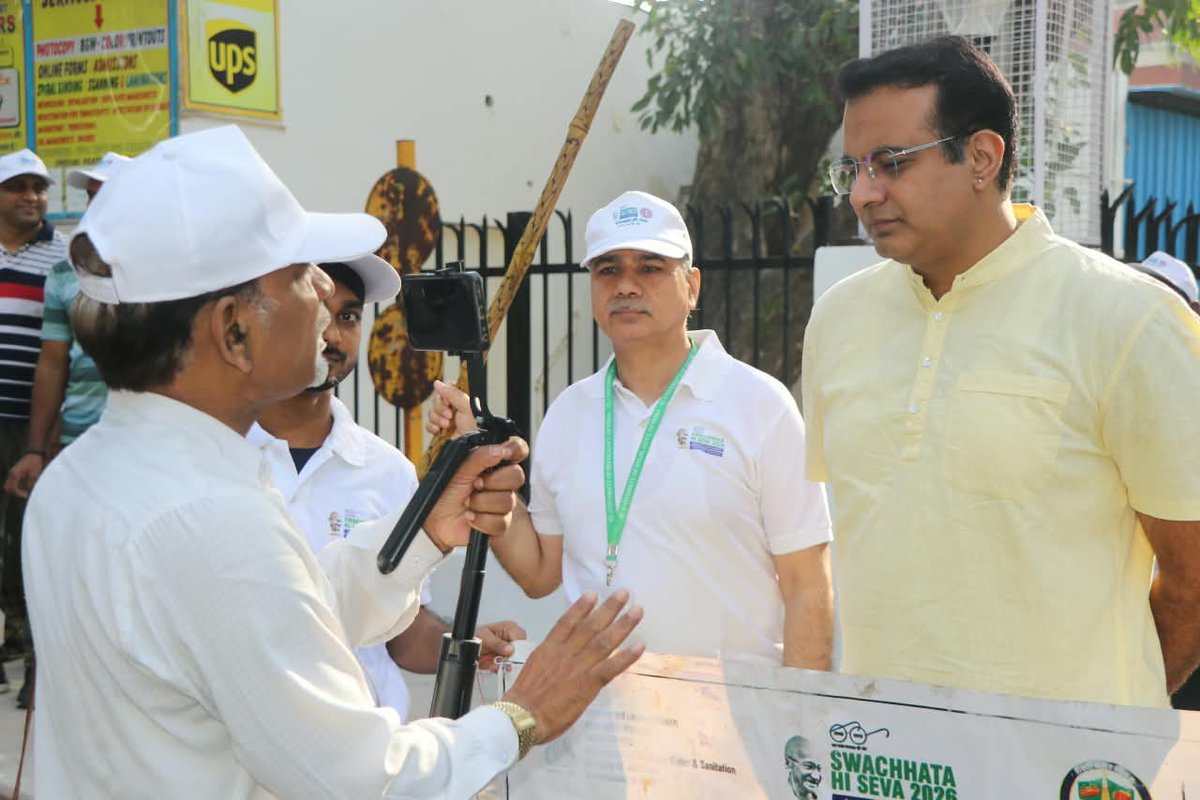 kpsingh330's tweet photo. Glimpses of Swachhata Hi Seva 2026 at the University of Delhi

The University of Delhi organised a Swachhata Hi Seva campaign to inspire youth and the wider community to actively participate in the cause of cleanliness and sanitation. More than 400 NSS volunteers, Safai Karamcharis, teachers, officers and staff members came together for a cleanliness drive from Gwyer Hall to Kamla Nehru Ridge, demonstrating the spirit of collective responsibility and community participation.

Smt. Rekha Gupta ji, Hon’ble Chief Minister of Delhi, also joined the campaign along with her team and encouraged the participants, adding further momentum and inspiration to this important initiative.

As the Nodal Officer for Swachhata Hi Seva, I sincerely congratulate and thank all stakeholders—students, Safai Karamcharis, faculty members, officers, staff, NSS volunteers and supporting agencies—for their constructive, wholehearted and unconditional support. Such collective efforts remind us that Swachhata is not merely a campaign; it is a shared responsibility and a way of life.
स्वच्छता में सहभागिता — स्वच्छ भारत, विकसित भारत।