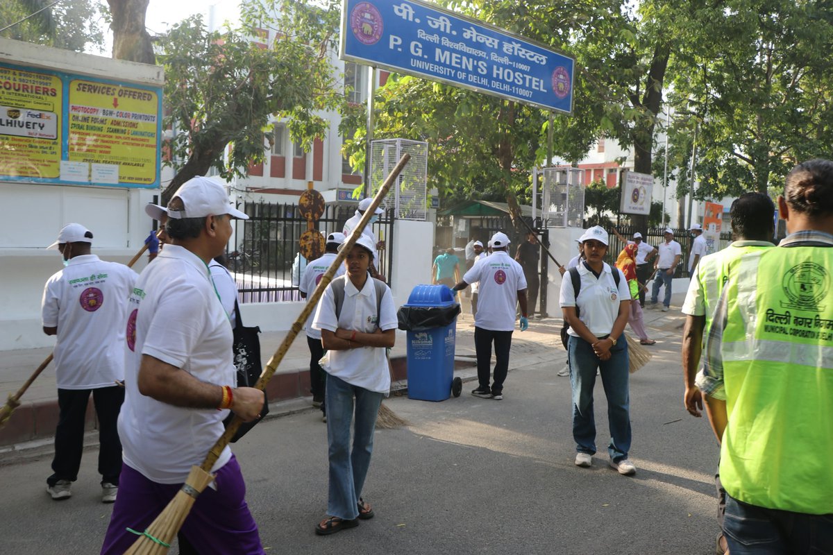 kpsingh330's tweet photo. Glimpses of Swachhata Hi Seva 2026 at the University of Delhi

The University of Delhi organised a Swachhata Hi Seva campaign to inspire youth and the wider community to actively participate in the cause of cleanliness and sanitation. More than 400 NSS volunteers, Safai Karamcharis, teachers, officers and staff members came together for a cleanliness drive from Gwyer Hall to Kamla Nehru Ridge, demonstrating the spirit of collective responsibility and community participation.

Smt. Rekha Gupta ji, Hon’ble Chief Minister of Delhi, also joined the campaign along with her team and encouraged the participants, adding further momentum and inspiration to this important initiative.

As the Nodal Officer for Swachhata Hi Seva, I sincerely congratulate and thank all stakeholders—students, Safai Karamcharis, faculty members, officers, staff, NSS volunteers and supporting agencies—for their constructive, wholehearted and unconditional support. Such collective efforts remind us that Swachhata is not merely a campaign; it is a shared responsibility and a way of life.
स्वच्छता में सहभागिता — स्वच्छ भारत, विकसित भारत।