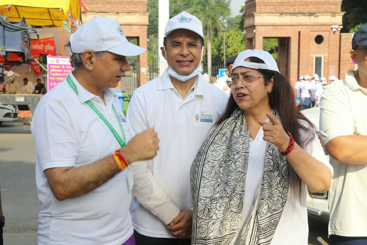 kpsingh330's tweet photo. Glimpses of Swachhata Hi Seva 2026 at the University of Delhi

The University of Delhi organised a Swachhata Hi Seva campaign to inspire youth and the wider community to actively participate in the cause of cleanliness and sanitation. More than 400 NSS volunteers, Safai Karamcharis, teachers, officers and staff members came together for a cleanliness drive from Gwyer Hall to Kamla Nehru Ridge, demonstrating the spirit of collective responsibility and community participation.

Smt. Rekha Gupta ji, Hon’ble Chief Minister of Delhi, also joined the campaign along with her team and encouraged the participants, adding further momentum and inspiration to this important initiative.

As the Nodal Officer for Swachhata Hi Seva, I sincerely congratulate and thank all stakeholders—students, Safai Karamcharis, faculty members, officers, staff, NSS volunteers and supporting agencies—for their constructive, wholehearted and unconditional support. Such collective efforts remind us that Swachhata is not merely a campaign; it is a shared responsibility and a way of life.
स्वच्छता में सहभागिता — स्वच्छ भारत, विकसित भारत।