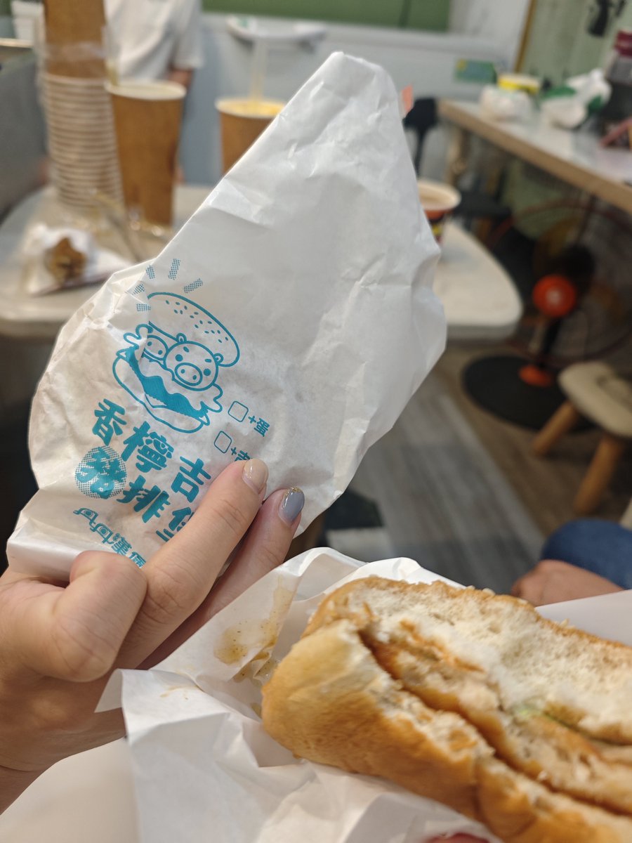 wyt510220's tweet photo. 離職之後ㄉ短暫喘口氣
離職當天中午就跑去高鐵站搭回嘉
跟家人去高雄吃丹丹漢堡
已經好久沒吃ㄌ哦
丹丹什麽時候要來嘉義開店；；
隔天還去吃很久沒吃ㄉ壽喜燒
雖然老闆漲價一點點
但依舊CP值很高>< https://t.co/2v7YYcqsYZ