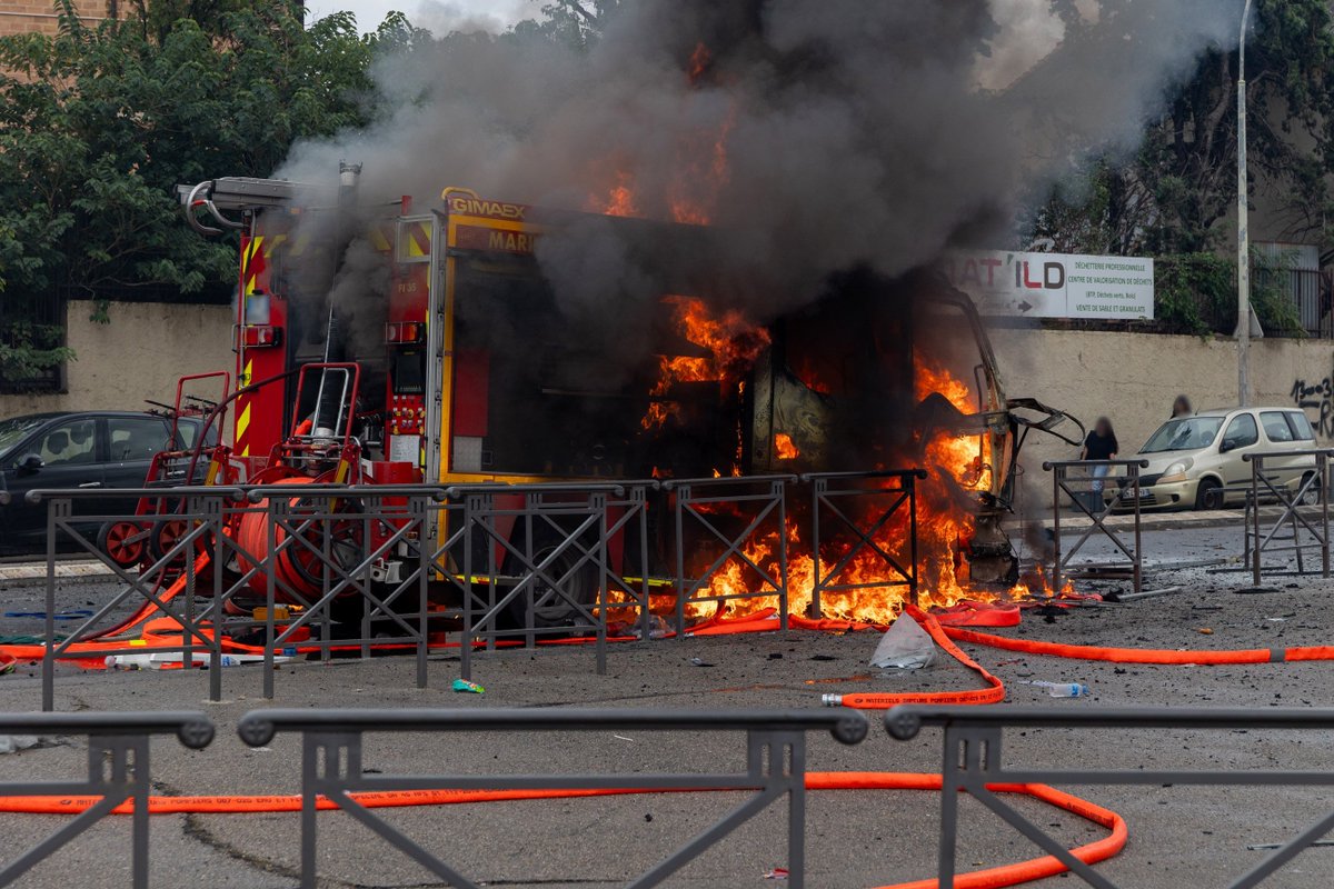 AmauryBucco's tweet photo. 🔴 @Valeurs | Colère chez de nombreux policiers en ce jeudi 1er octobre. Ils ne comprennent pas la ligne qui leur est imposée par la hiérarchie malgré la violence des affrontements. Ils ont l'impression de devoir laisser faire les émeutiers, au risque d'exposer leur intégrité physique ou de laisser des incendies se propager. 

🗣️« Ce qu'on nous dit, c'est : ce sont des lycéens, on n’y touche pas » indique ainsi un policier de l'agglomération parisienne, amer.