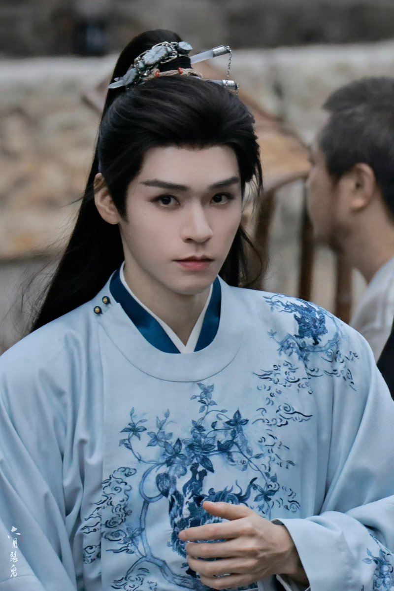 GJLoverr's tweet photo. 1001 วันนี้มีเสื้อคลุมสีม่วงมาเพิ่มใหม่ หล่อชาววังมาก ใส่ชุดสีอ่อนสีเข้มก็ดูเข้าทั้งหมด https://t.co/d5tlLKGRZH