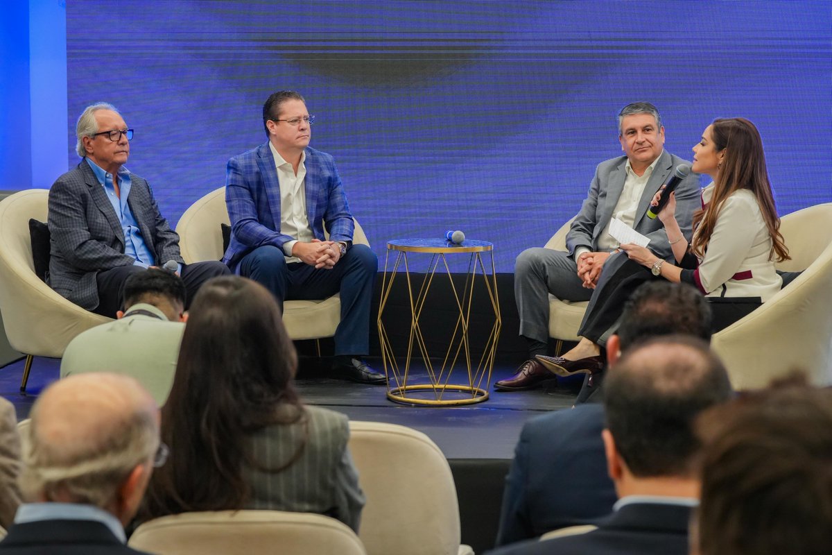SecPrensaSV's tweet photo. En el lanzamiento participan el presidente de @CEPASV, Federico Anliker (@anliker1980); el presidente de MRO Holdings y fundador de @Keyinstitutesv, Roberto Kriete; y el presidente ejecutivo de Aeroman, Alejandro Echeverría.

SKY AI combinará un summit enfocado en el diálogo estratégico con un hackathon orientado al desarrollo de prototipos funcionales para atender desafíos concretos de la industria de la aviación.