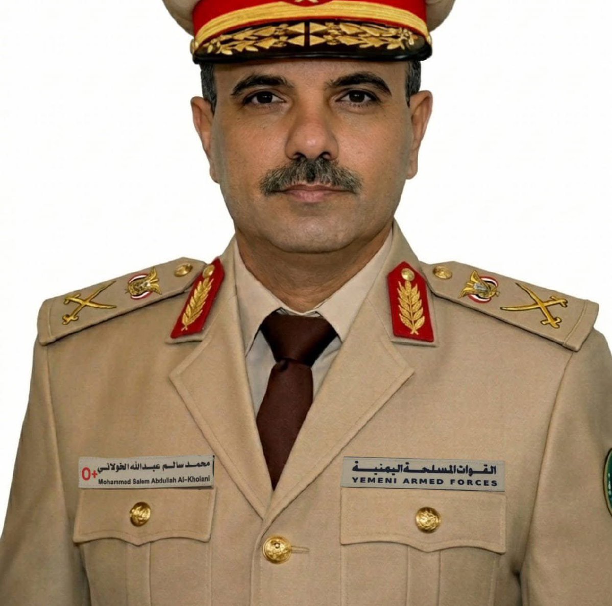 KhalilAlomary90's tweet photo. وداعاً محمد سالم الخولاني..سوف نتذكرك كبطل وسوف تعيش في ذاكرتنا كقائد شجاع بذل روحه من أجل الناس والبلاد والجمهورية والكرامة !

كتبت هذا البوست قبل سنوات أثناء قيادته لكتائب النصر في ميدي قبل أن يعود إلى تعز ويستشهد فيها اليوم وهو يواجه الحوثيين

.....
بأمعاء بلاستيكية وجسد تسكنه شظايا الرصاص والقذائف يصنع العميد محمد الخولاني النصر في جبهات ميدي وحرض والعزم في نفوس أبطالها أبطال الجيش الوطني.  

قلة هم القادة الذين يتقدمون جنودهم في معارك التحرير ..وقلة هم الضباط الذين يعودون للمعارك بعد أن تتمزق أجسادهم ويختلط دمهم بالتراب ..الخولاني الذي شارك في كسر الحصار عن تعز قبل أن ينتقل الى ميدي قائدا لكتائب النصر واحد من تلك القلة..

ينتقل من جبهة الى أخرى ومن موقع متقدم الى آخر لا تكاد تفرق بينه وبين جنوده ..نياشينه ورتبه شهادات الجنود وزملائه الضباط بحقه ..

عمل الخولاني على إعادة بناء اللواء ٨٢ لأشهر طويلة ..سيكون اللواء الذي شكل رأس حربة اقتحام مدينة ميدي الشهر المنصرم ..

لا  تعرفونه كثيرا ولا يتردد إسمه على القنوات وفي صفحات التواصل الاجتماعي لكنني وجدت اسمه محفورا على صدور الرجال ومنقوشا على صحراء البلاد ..#اليمن
