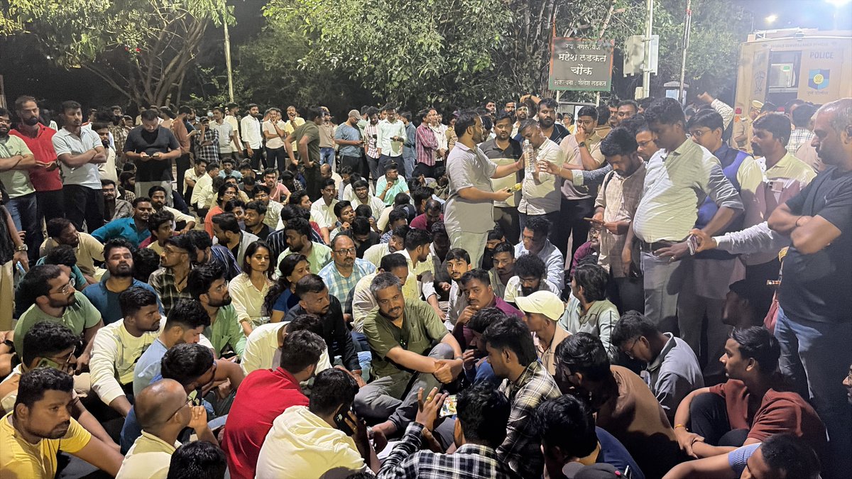 mdontlod170021's tweet photo. विद्यार्थ्यासाठी कोणत्याहीत रात्री सरकारला भिडणारा महाराष्ट्रातील एकवेव नेता रोहीत पवार.

सत्याग्रह आंदोलन पुण्यात सुरू 🔥🔥🔥

गर्दी.....🔥🔥🔥🔥

#MPSC #Pune #आंदोलन 

@RRPSpeaks https://t.co/K6nsXSNPrm