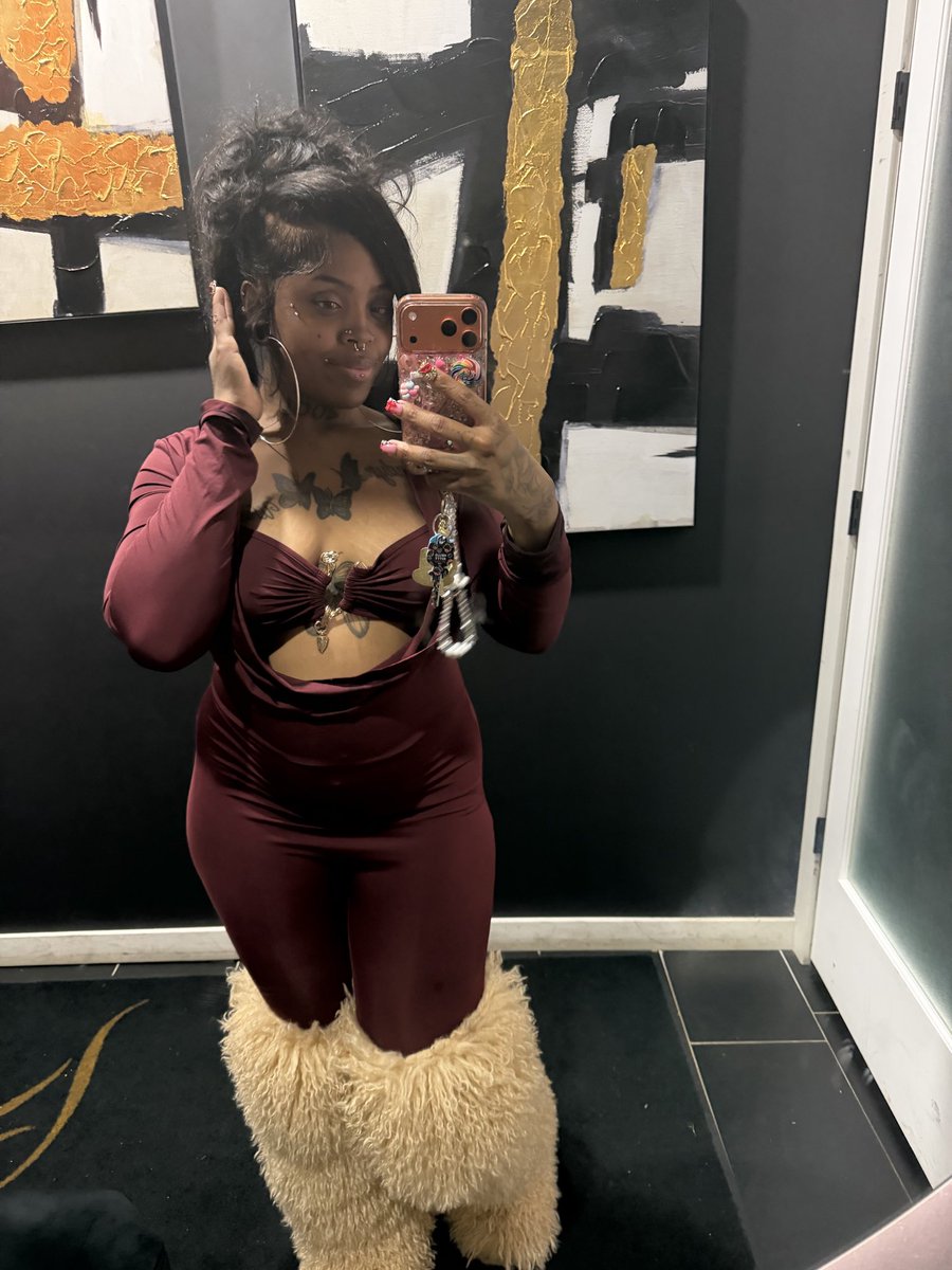 kii2tattedd's tweet photo. Just letting fall do its thing🍂☺️
 #friends #wlw #milwaukee #lesbians https://t.co/EMoY4KJvng