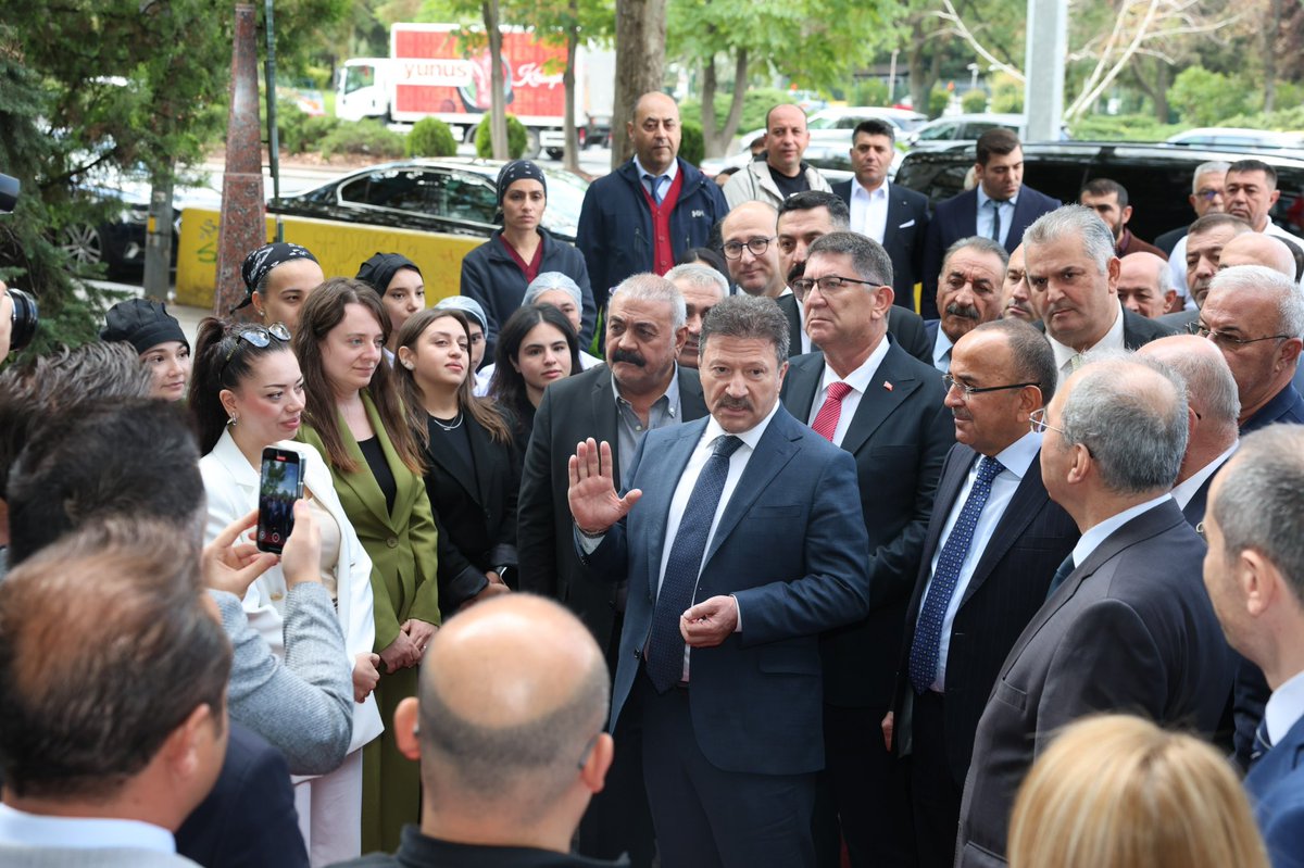 teskresmi's tweet photo. TESK personelimiz, Türkiye Esnaf ve Sanatkarları Konfederasyonu Genel Başkanımız Sayın Mehmet Yiğiner’i Genel Merkezimiz girişinde karşılayarak hayırlı olsun dileklerini ilettiler.

Genel Başkanımız Sayın @MehmetYiginer’in vizyonu ve liderliğinde; esnaf ve sanatkarlarımız için daha dinamik, güçlü ve etkin bir çalışma anlayışıyla hareket edecek, hizmet ve eser üretme yolunda azim ve kararlılıkla çalışacağız.