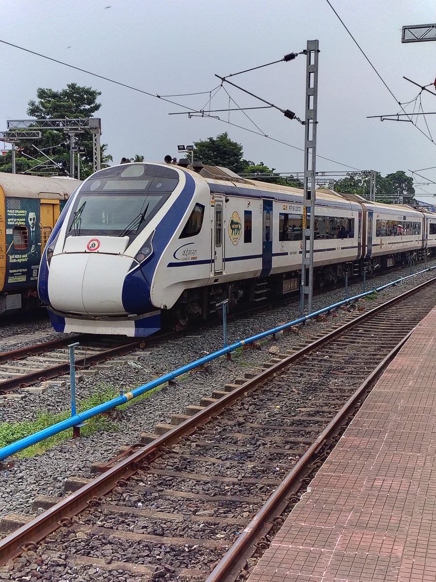 titusperis's tweet photo. Mangaluru Madgaon Vande Bharat Express resting on its off day

#indianrailways #southwesternrailway #konkanrailway #VandeBharatExpress #mangalore #madgaon https://t.co/VevtqAavWQ