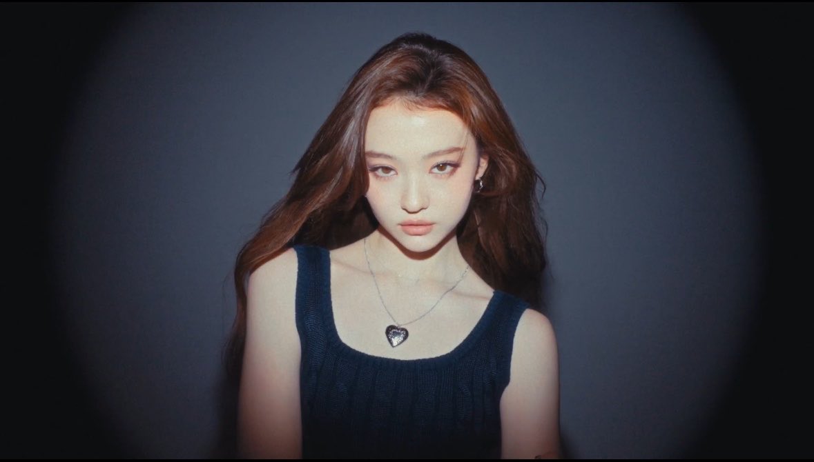 meovvsource's tweet photo. SHE WAS BORN FOR THE CAMERA

#ELLA #엘라 #MEOVV #미야오 https://t.co/etGLv2LHWr