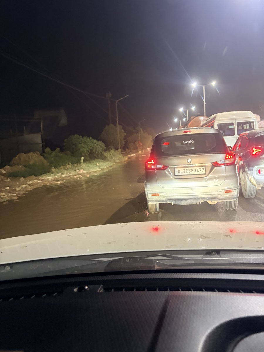 grvjn_99's tweet photo. SH-25 (Alwar-Bhiwadi) condition: Jams, severe potholes, and waterlogged toll plazas. Yet, the toll tax is collected religiously every day. Middle-class taxpayers are just funding the circus at this point. 🤡

@MORTHIndia @Nitin_Gadkari @RajCMO @RajasthanGovt #Alwar #Bhiwadi https://t.co/D79wMUaSWU