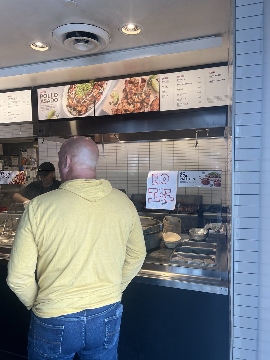 rickydiggsFF's tweet photo. Chipotle is now openly discriminating against federal employees.  

@ChipotleTweets https://t.co/cG2CJsnD2h