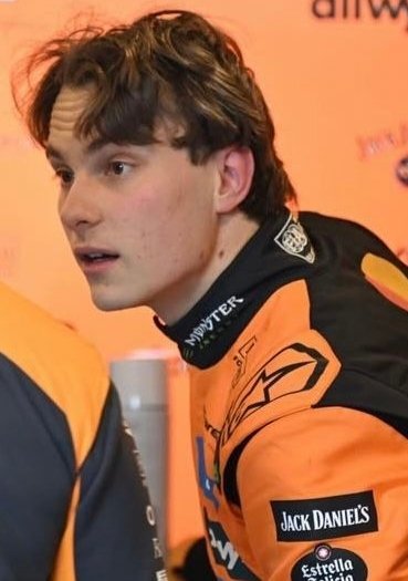 hOP81ngforwdc's tweet photo. when he’s leaning closer to pay more attention and hear the person talking >>> 🤤🤭 https://t.co/DFd3d8KPCs