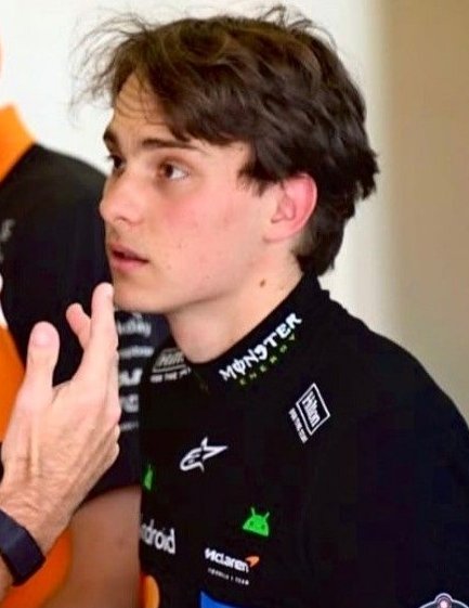 hOP81ngforwdc's tweet photo. when he’s leaning closer to pay more attention and hear the person talking >>> 🤤🤭 https://t.co/DFd3d8KPCs