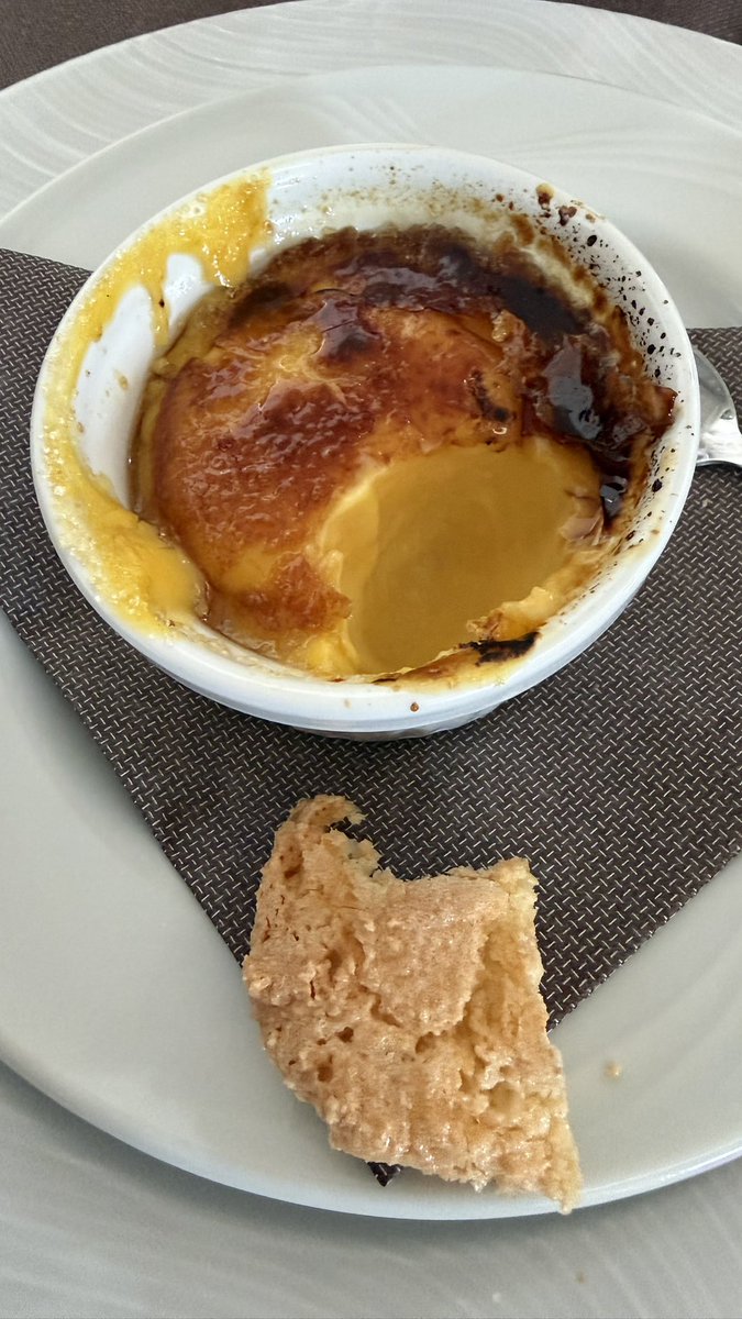 PedroLambertini's tweet photo. Les paso la receta del postre que preparé en la clase- almuerzo de hoy en Sassari, Cerdeña. 

Crema catalana 

Ingredientes
6 porciones

• 1 litro de leche entera
• 6 yemas
• 180 g de azúcar
• 60 g de maicena
• Cáscara de 1 limón
• Cáscara de 1 naranja
• 1 rama de canela
• Azúcar extra para quemar la superficie

Preparación

Reservar 150 ml de la leche fría para disolver la maicena. Calentar el resto con las cáscaras de los cítricos, sin la parte blanca, la canela y la mitad del azúcar. Cuando rompa el hervor, apagar, tapar y dejar infusionar 10 minutos.
Mezclar las yemas con el resto de azúcar, sin batir, e incorporar la maicena disuelta en la leche fría.
Colar la leche infusionada y agregarla de a poco sobre las yemas, mezclando constantemente.
Volver todo a la olla y cocinar a fuego medio bajo, revolviendo con un batidor y recorriendo bien el fondo y los bordes. Cuando espese y aparezcan las primeras burbujas, cocinar 1 minuto más, sin dejar de revolver.
Distribuir en cazuelitas, dejar entibiar y llevar a la heladera al menos 4 horas.
Justo antes de servir, espolvorear con una capa fina y pareja de azúcar y caramelizar con soplete. Dejar que el caramelo endurezca unos instantes.

#Lambertips

¿Por qué una crema catalana en nuestro viaje por Cerdeña? La cercana Alghero, conocida como la pequeña Barcelona, pasó a manos de la Corona de Aragón en 1354 y fue repoblada por catalanes. Esa historia sigue presente en su arquitectura, su lengua y su cocina. Por eso elegí cerrar nuestra clase con este guiño a sus raíces: una crema perfumada con cítricos y canela, coronada por una fina capa de azúcar quemada. 

Quemar el azúcar al momento de servir para que conserve ese contraste entre la crema fría y la cubierta crocante.

La acompañé con amaretti —los de acá, que son crocantes por fuera, húmedos por dentro, con mucho sabor a almendra— que me parece una combinación espectacular.