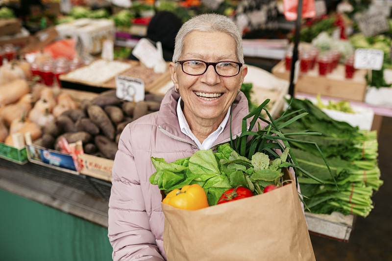 Oramcjlte's tweet photo. Hoy ayudé a una abuelita a cargar sus compras hasta su casa. Ver su sonrisa hizo que todo el día valiera la pena. ， https://t.co/sx262Vbk50