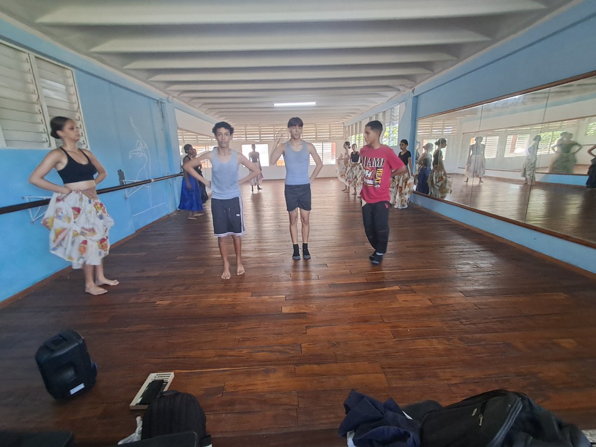 Roberto96450990's tweet photo. Se realiza ejercicio coreografico del Zapateo de Majagua, con estudiantes de 1er año de la EIA Raul Gomez Garcia. Prof. Roberto Fernández Rondón. https://t.co/vduekIUvC2