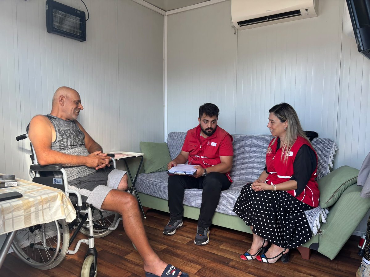 EngelsizHatay's tweet photo. Özel gereksinimli vatandaşlarımızı hanelerinde ziyaret etmeye devam ederek,ihtiyaçları yerinde tespit ediyor, emanetlerinizi sahiplerine sevgiyle ulaştırıyoruz.

​Sıcacık sohbetimizle amacımız sadece destek olmak değil; gönüllere dokunmak, yüzlerde ki tebessüme ortak olmak... 🌙 https://t.co/HDKawBWIgi