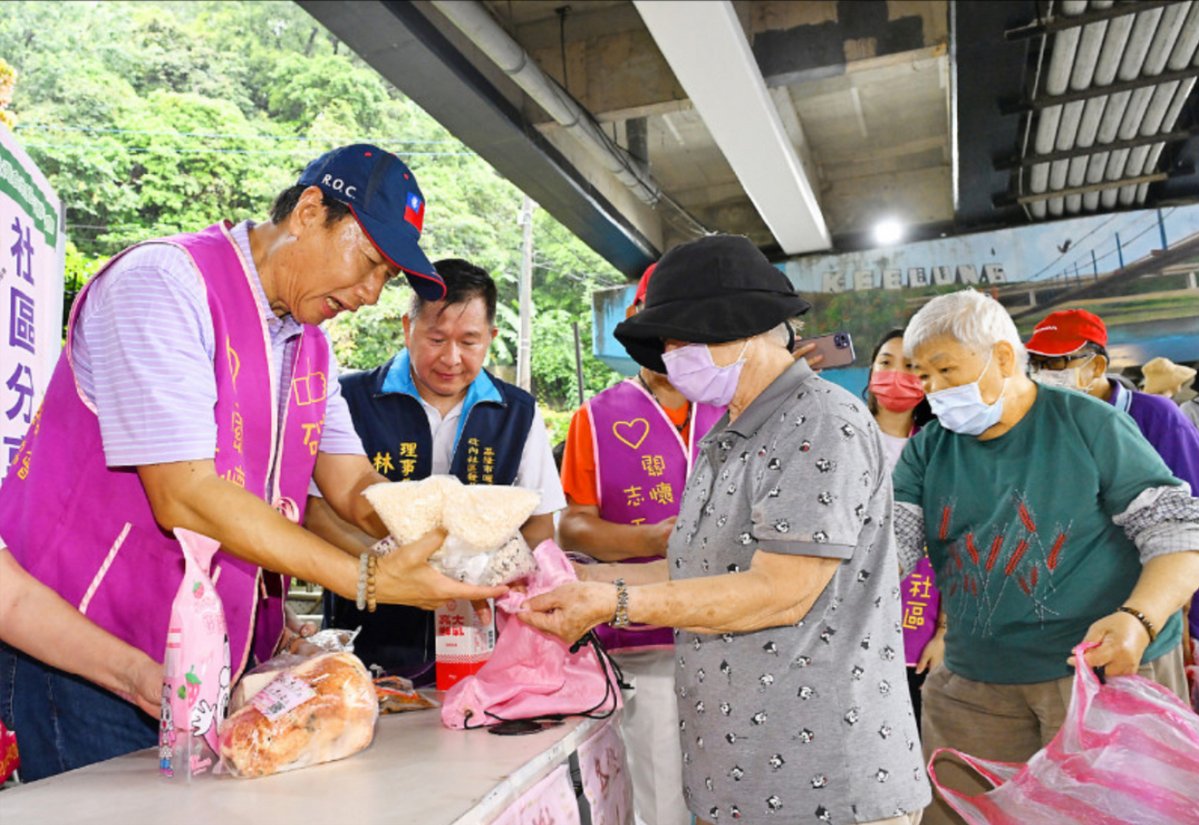JaysonLacopa's tweet photo. Como voluntario en el banco de alimentos, hoy ayudé a 80 familias necesitadas a recibir paquetes de comida. Cada pequea acción suma para hacer del mundo un lugar mejor. Gracias a todos los que colaboraron! https://t.co/Gqw1SVCgtd