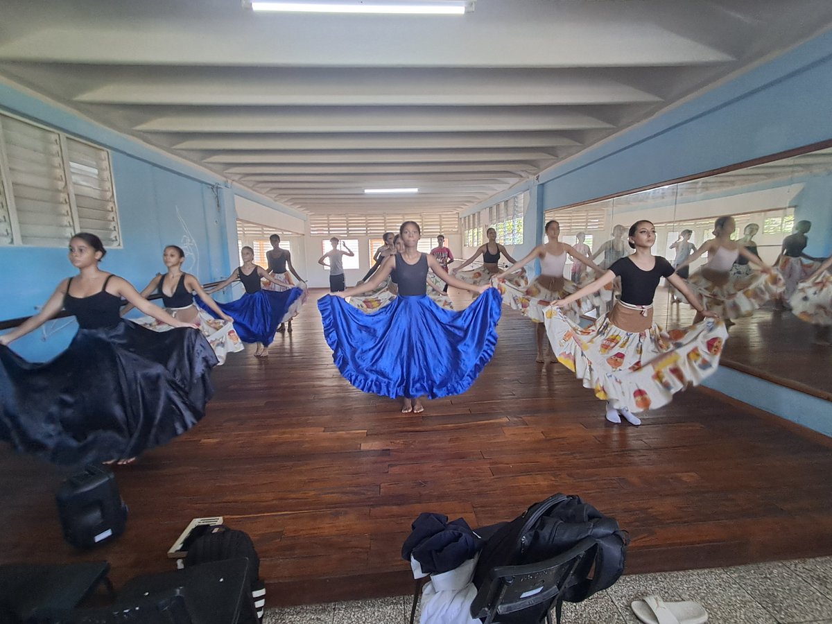 Roberto96450990's tweet photo. Se realiza ejercicio coreografico del Zapateo de Majagua, con estudiantes de 1er año de la EIA Raul Gomez Garcia. Prof. Roberto Fernández Rondón. https://t.co/vduekIUvC2