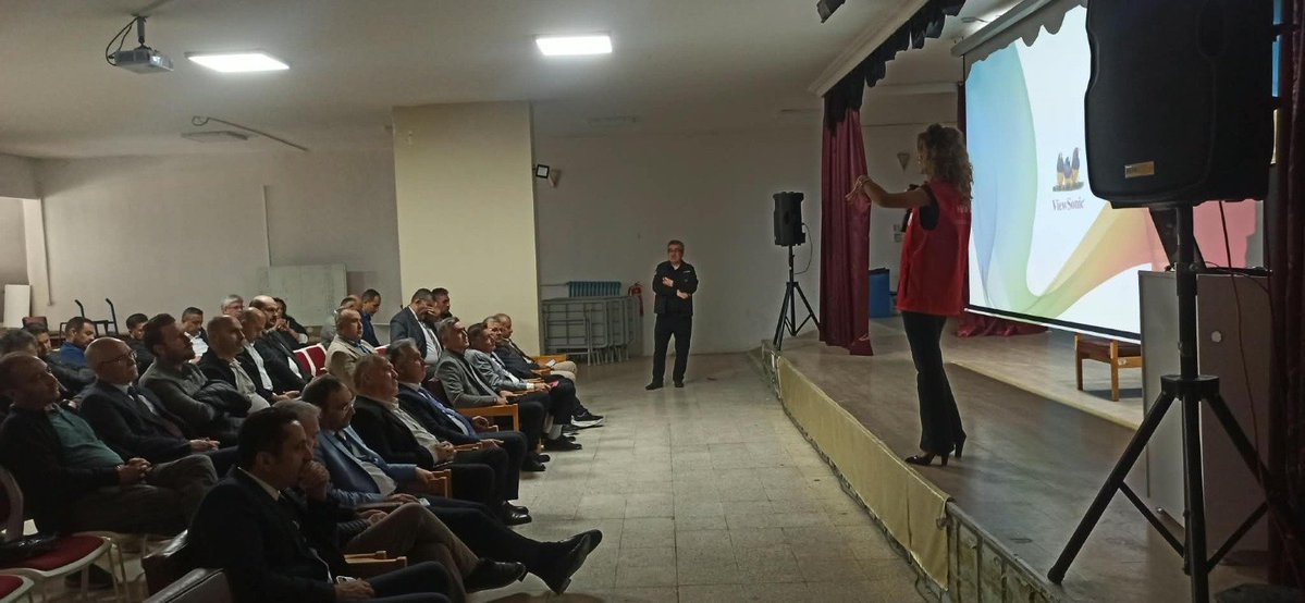 ispartamem's tweet photo. 🛡️ Afet ve Acil Durumlarda Çocuk Hakları ve Eğitimi Projesi Uygulayıcı Eğitimleri Başladı

📌 Müdürlüğümüz MEB-AKUB Ekibi tarafından, Bakanlığımıza bağlı okul ve kurumlarda görev yapan yöneticilere yönelik “Afet ve Acil Durumlarda Çocuk Hakları ve Eğitimi Projesi Uygulayıcı Eğitimi” başladı.

📚 Eğitimlerde; afet ve acil durumlarda öğrencilerin eğitim hakkının korunması, güvenli eğitim ortamlarının sürdürülmesi, öğrencilerin ihtiyaçlarının doğru şekilde belirlenmesi ve kriz süreçlerinde uygulanacak çalışmalar ele alınıyor.
👥 İl genelindeki tüm okul ve kurum yöneticileri ile rehber öğretmenler, belirlenen planlama doğrultusunda gruplar hâlinde eğitimlere katılacak.

🏫 Eğitimlerle, afet öncesi hazırlık sürecinden afet ve acil durum sonrasına kadar okul ve kurumlarda izlenecek uygulamalara ilişkin bilgi ve farkındalığın artırılması; edinilen kazanımların il genelindeki eğitim kurumlarına yaygınlaştırılması hedefleniyor.
@tcmeb 
@Yusuf__Tekin 
@ISPARTAVALILIK 
@Abdullah_Erin47 
@recai_ocak