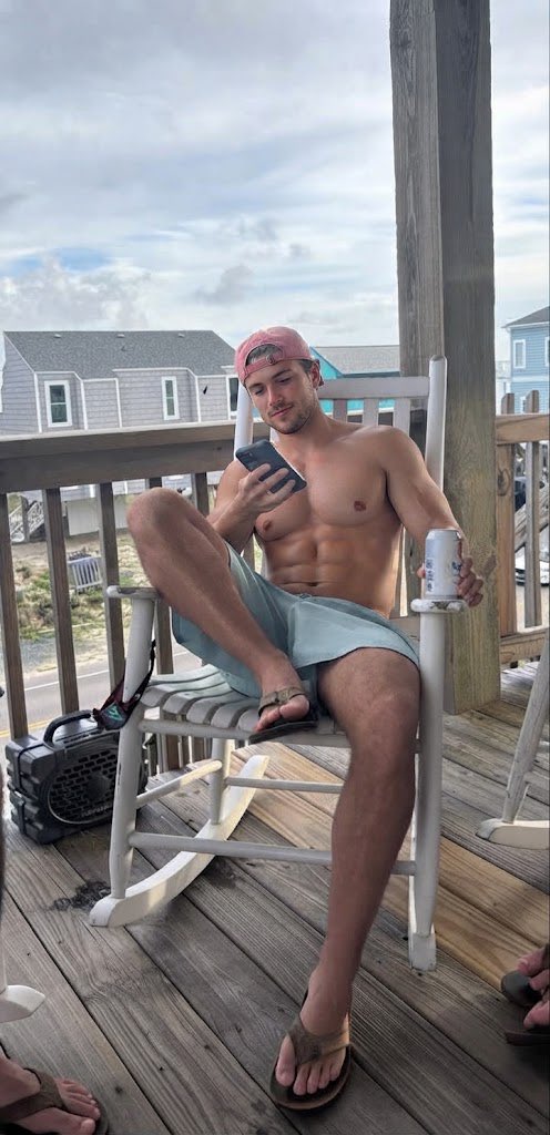 LaxbroKoop's tweet photo. #cashmaster #cashslave #paypig #feet #malefeet #masterfeet #findom #fyp #findom #paypig #cashslave #financialdomination #findomme #debtslave #finsub #moneyfetish #paypiggy #debtfindom #goon https://t.co/t11ZxyvD4D