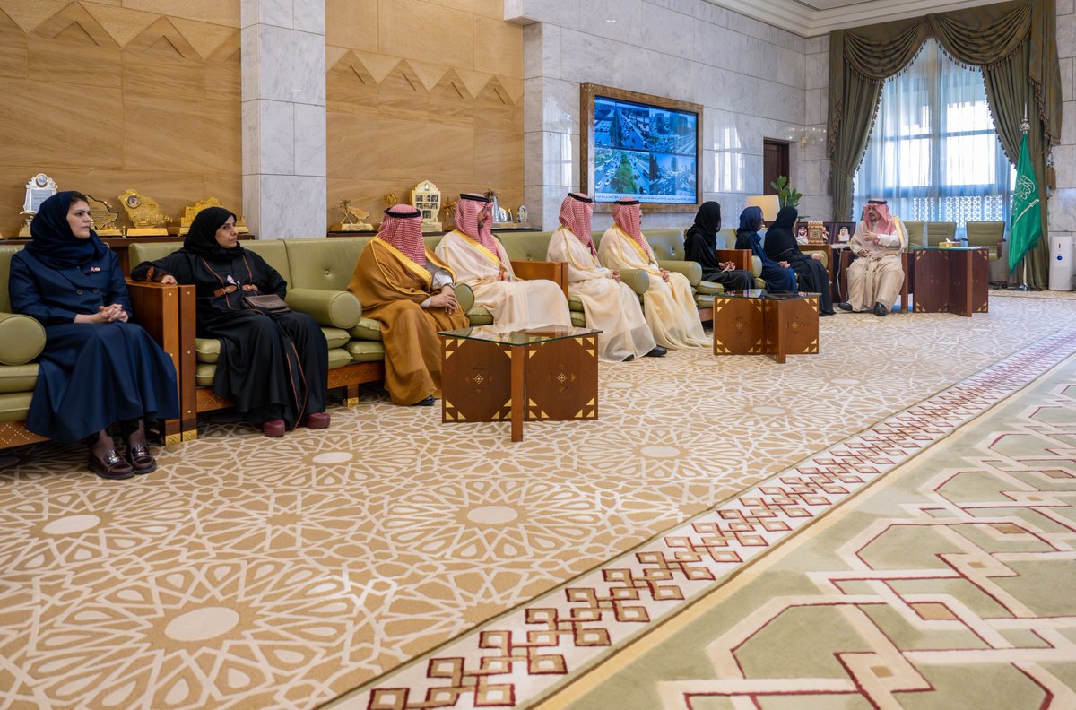 Roshnksa's tweet photo. دشّن صاحب السمو الملكي الأمير فيصل بن بندر بن عبد العزيز آل سعود، أمير منطقة الرياض، الحملة الوطنية للتوعية بسرطان الثدي لعام 2026، بالشراكة الرئيسية بين #مجموعة_روشن و #جمعية_زهرة للعام الخامس على التوالي، بحضور صاحبة السمو الملكي الأميرة هيفاء بنت فيصل بن عبدالعزيز، رئيس مجلس إدارة جمعية زهرة، وذلك بمقر إمارة الرياض​

وتأتي هذه الشراكة امتداداً لجهودنا في نشر الوعي بأهمية الكشف المبكّر، والتشجيع على الممارسات الصحية، ودعم المرضى والمتعافيات، بما يُسهم في بناء مجتمع أكثر وعياً بالصحة والوقاية تحت شعار "#دربك_وردي"​

@emara_alriyadh 
@zahra_ksa​

#نبني_الأثر